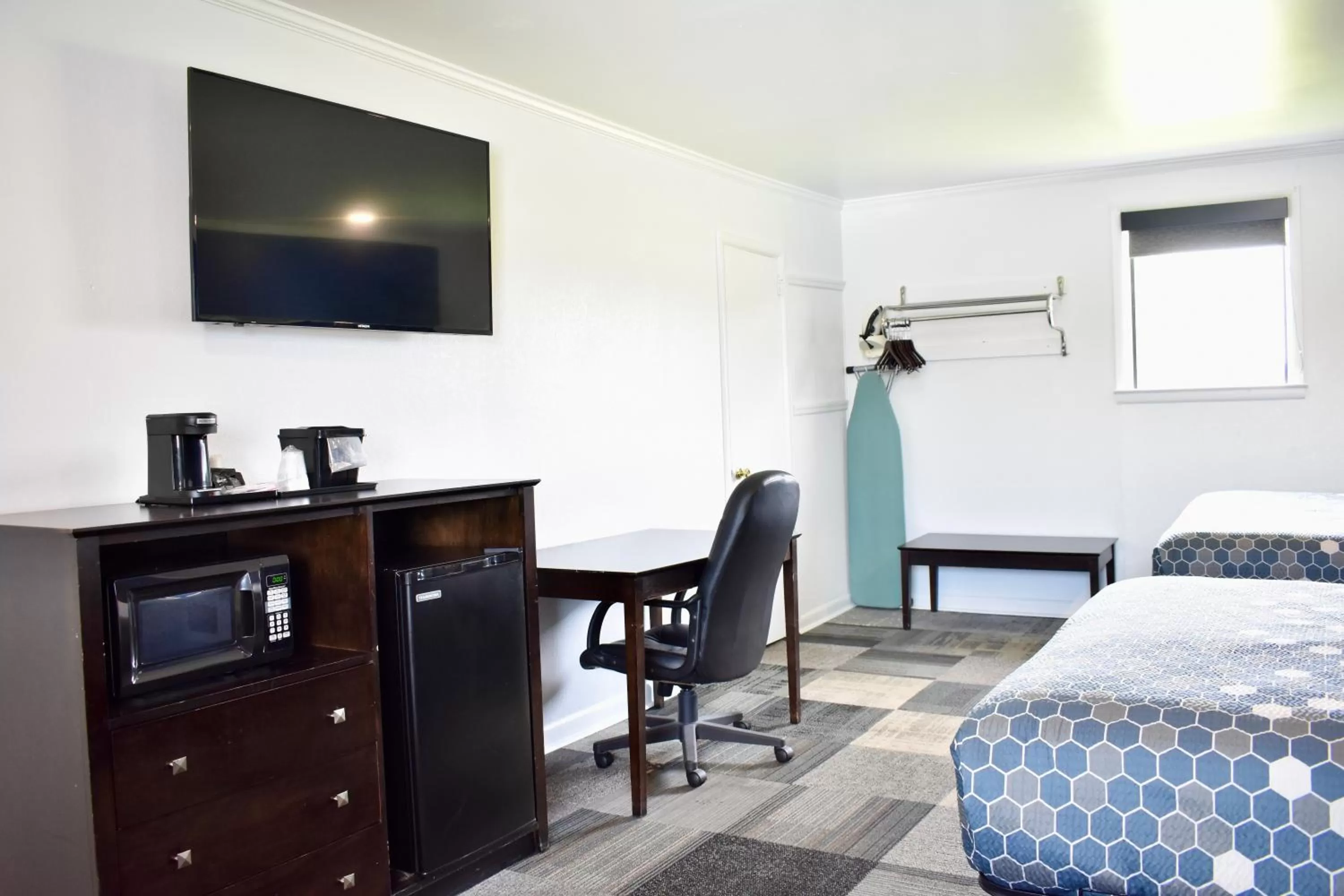 TV and multimedia, Bed in Rodeway Inn Swainsboro