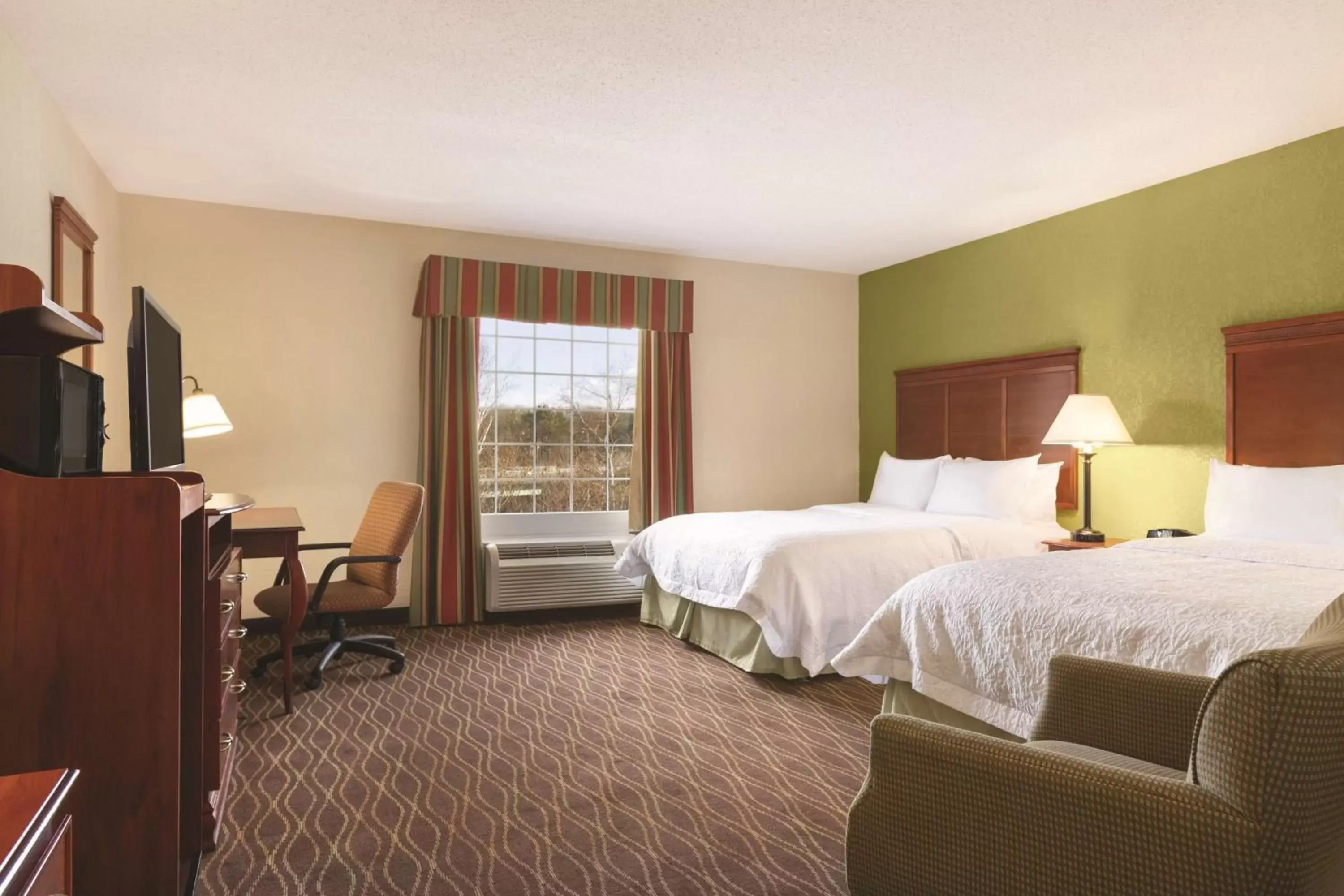 Bed in Hampton Inn & Suites Greenfield