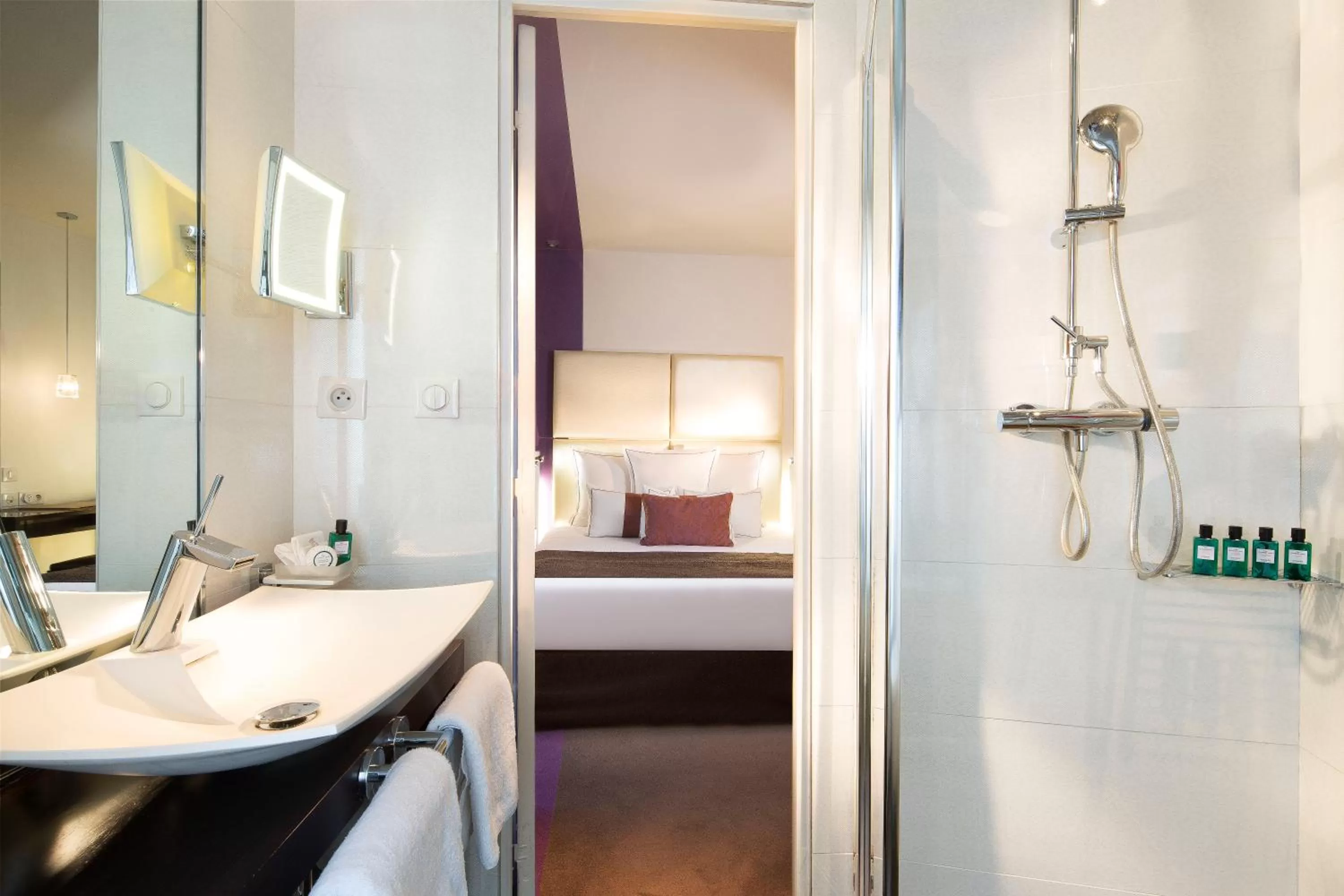 Bathroom, Bed in Grand Hotel Saint Michel