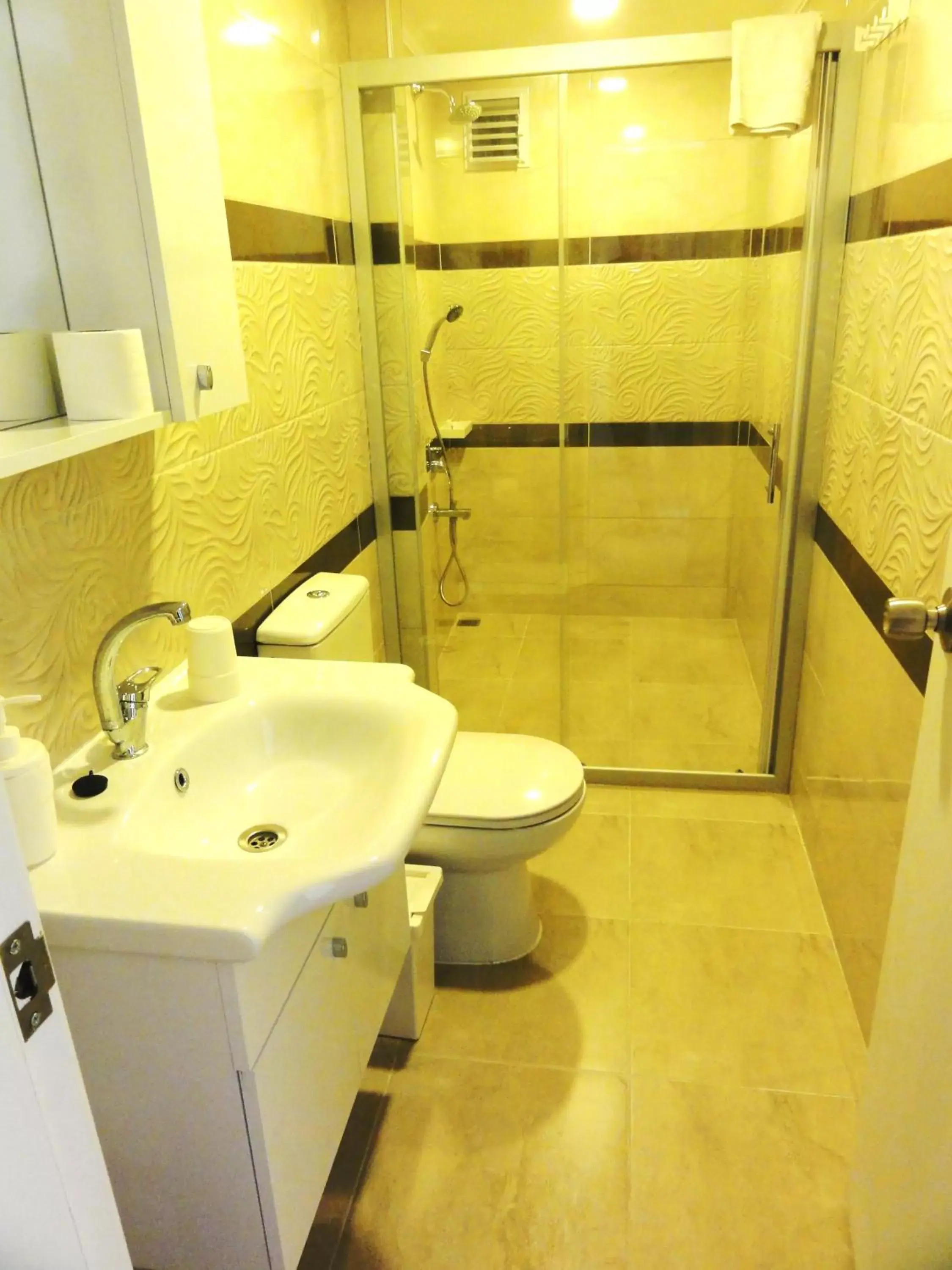 Bathroom in Altinersan Hotel