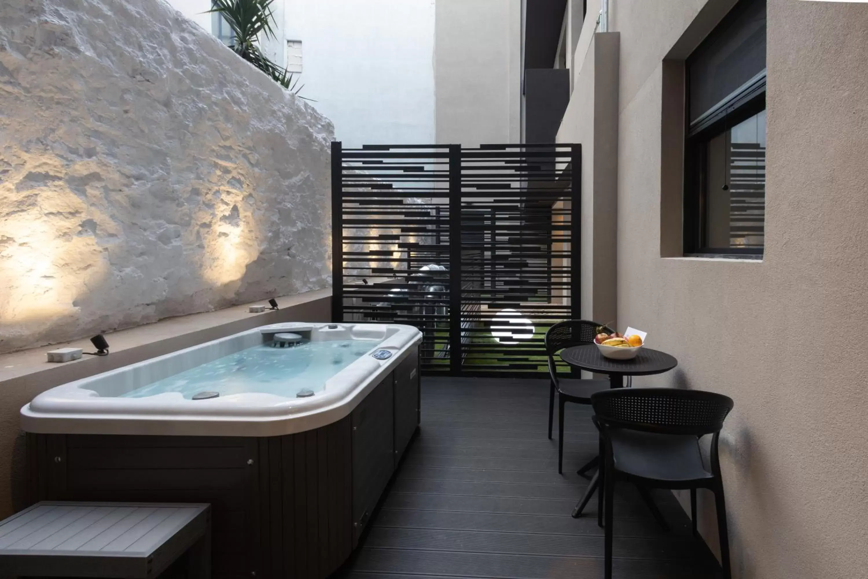 Hot Tub in LUX&EASY Acropolis Suites