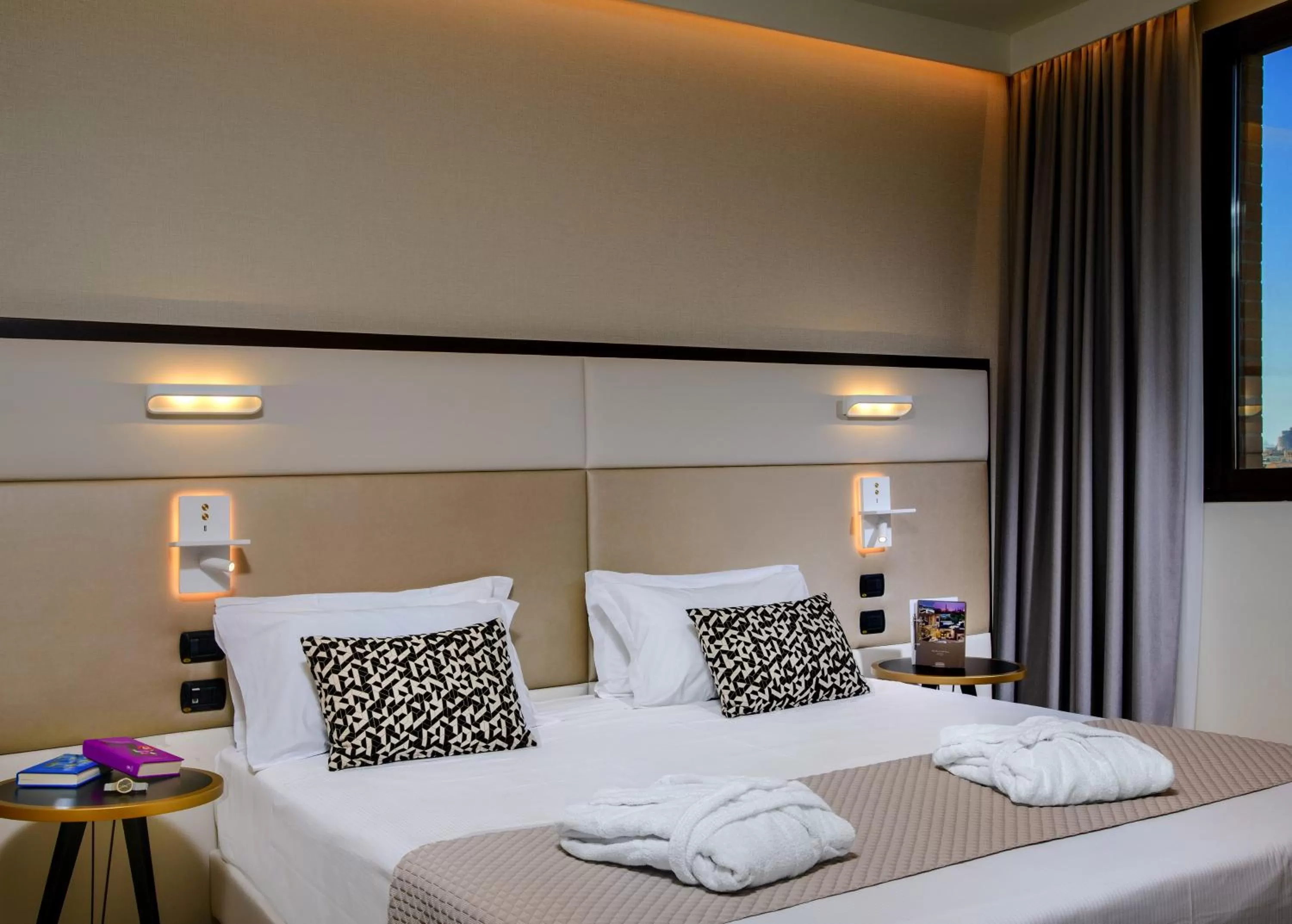 Shower, Bed in Savhotel Aemilia Bologna