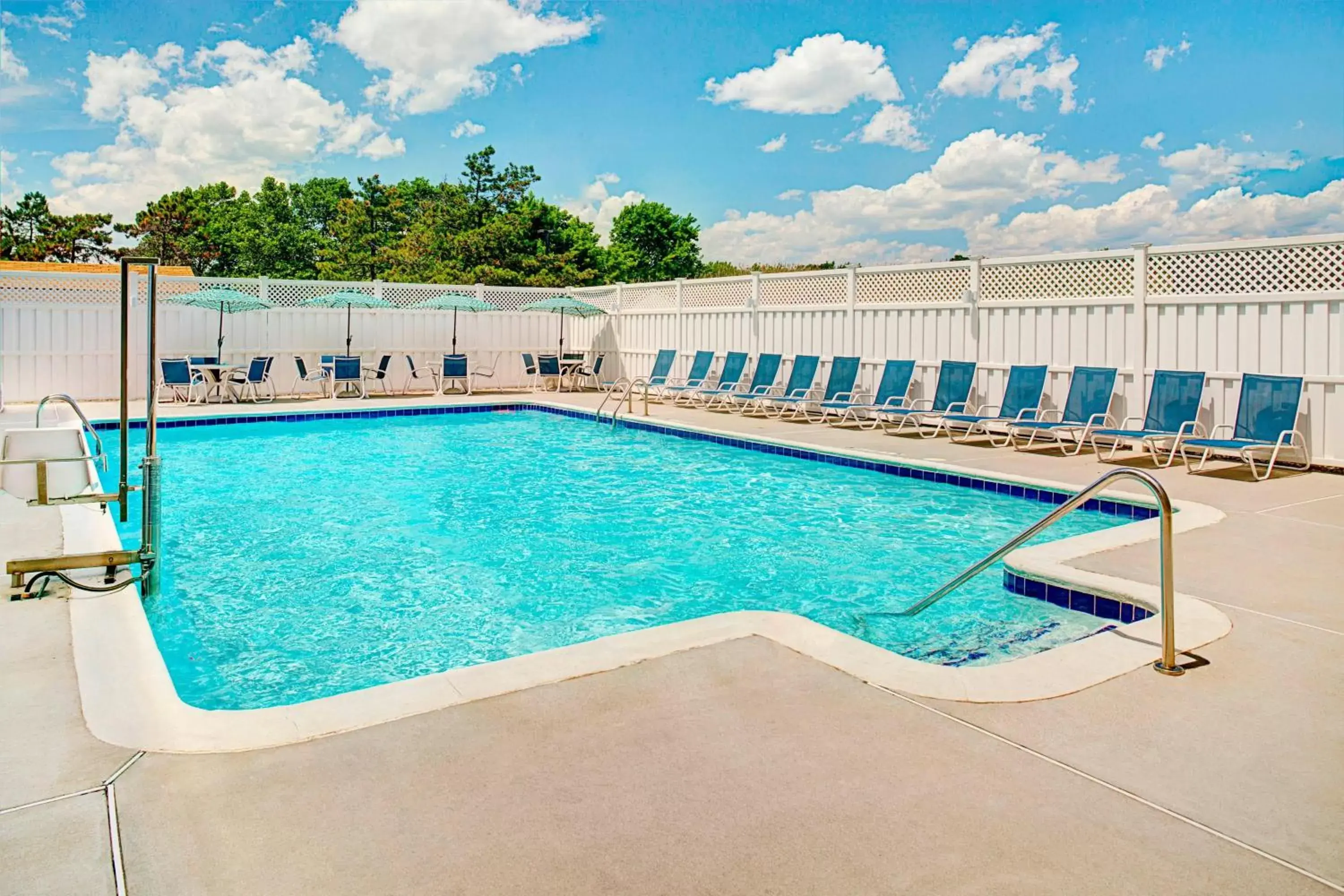 Swimming Pool in Four Points by Sheraton Philadelphia Airport