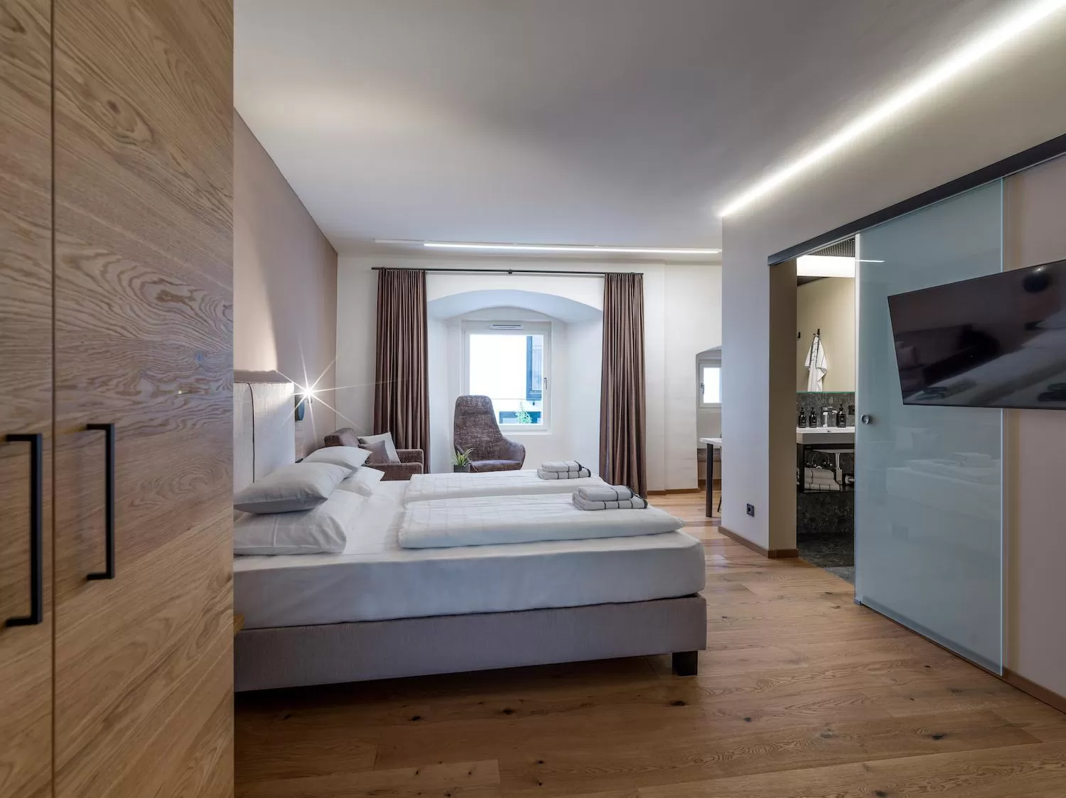 Photo of the whole room, Bed in Platzhirsch Kufstein