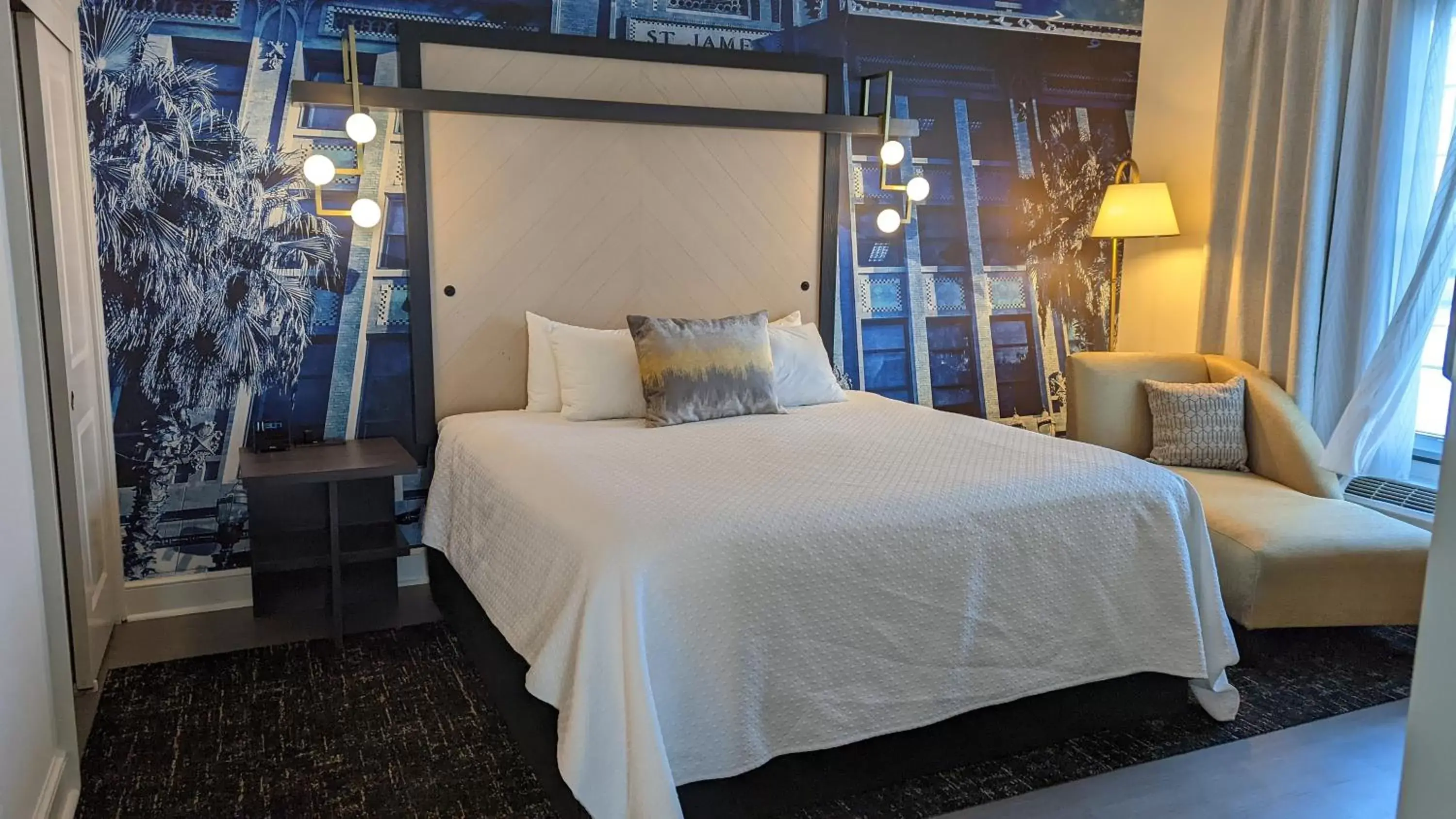Bed in Hotel Indigo Jacksonville-Deerwood Park, an IHG Hotel