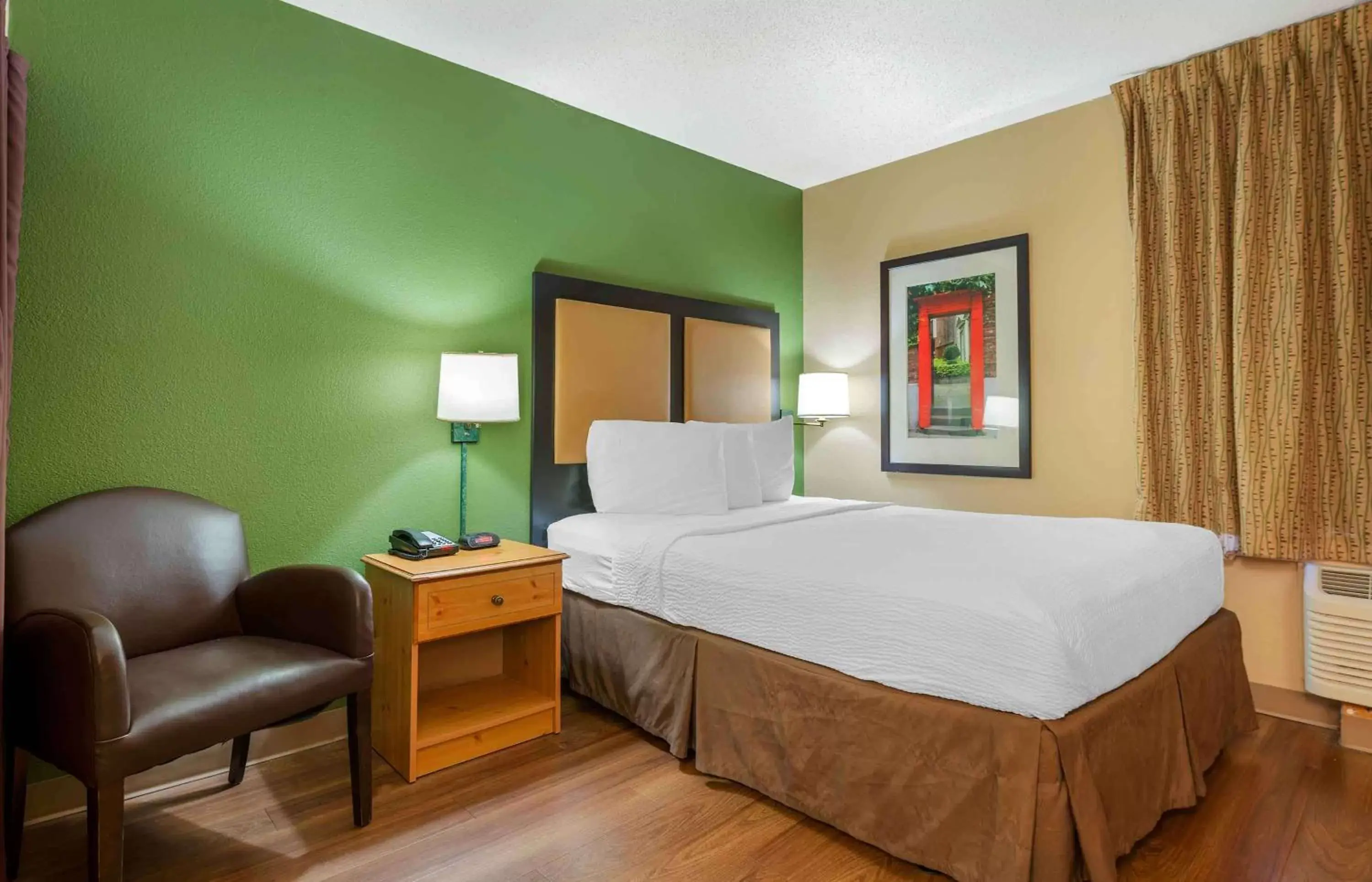 Bedroom, Bed in Extended Stay America Suites - Chicago - Schaumburg - Convention Center