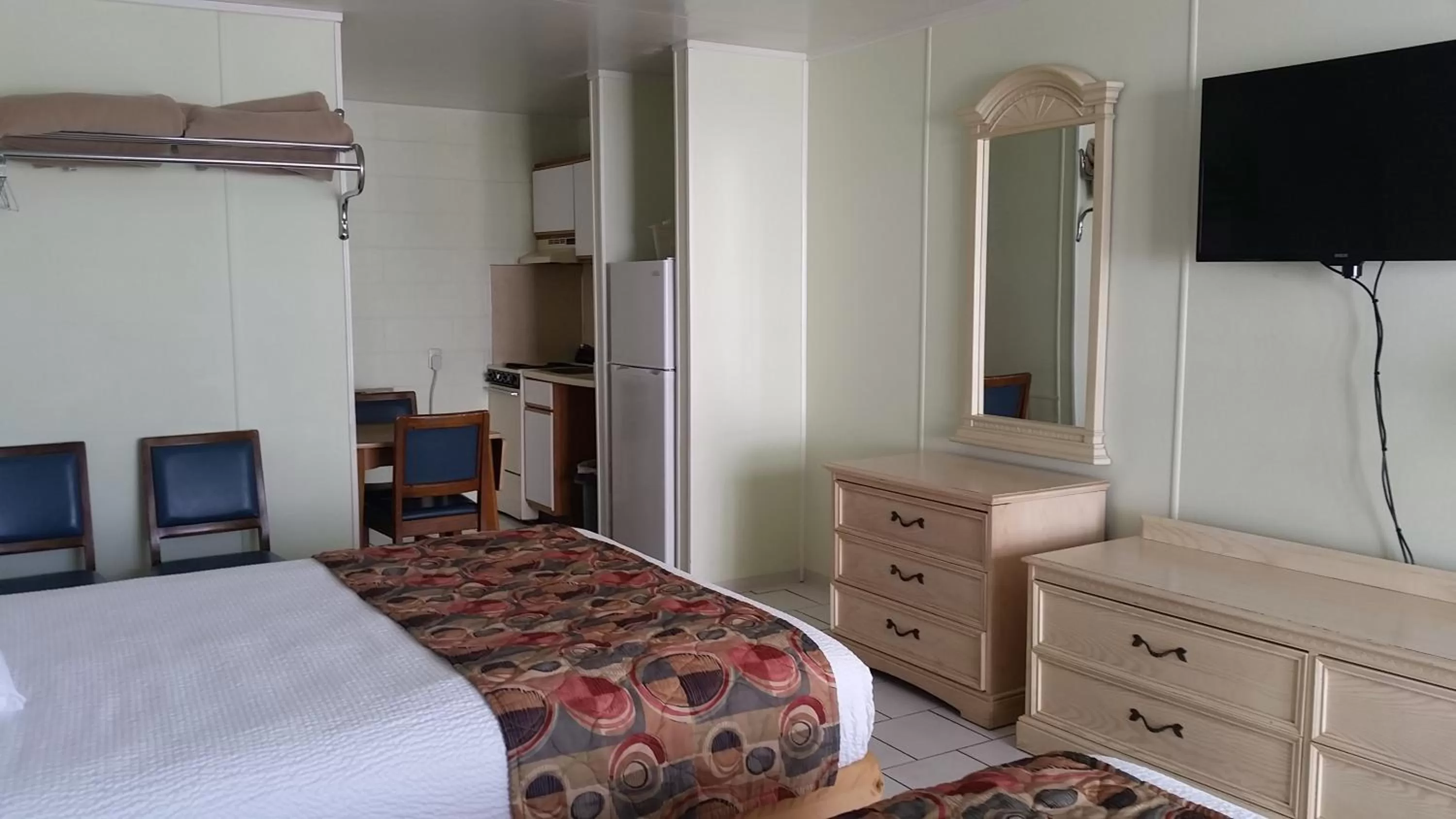 Photo of the whole room, Bed in Vancouver Motel