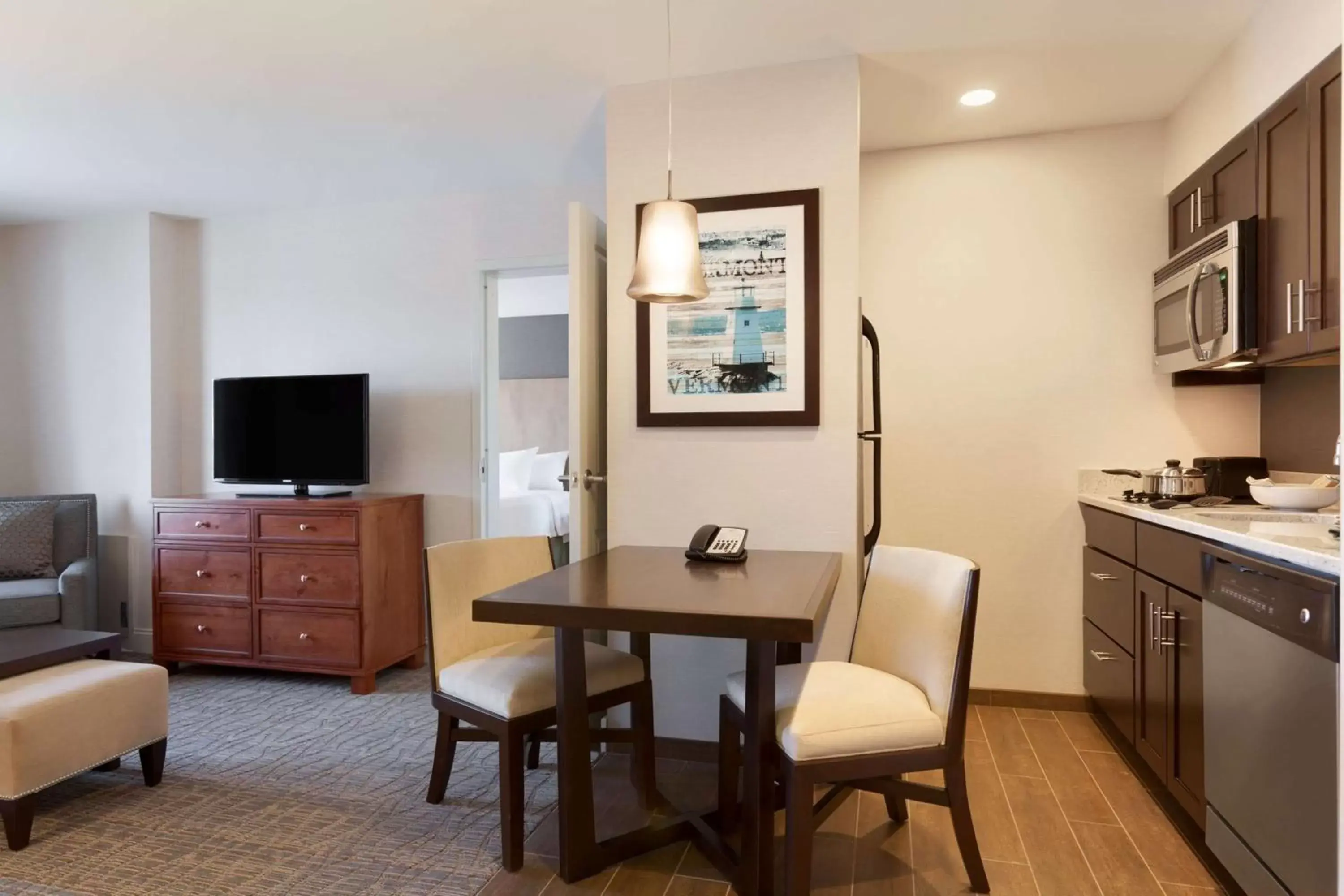 Bed, Kitchen/Kitchenette in Homewood Suites by Hilton Burlington