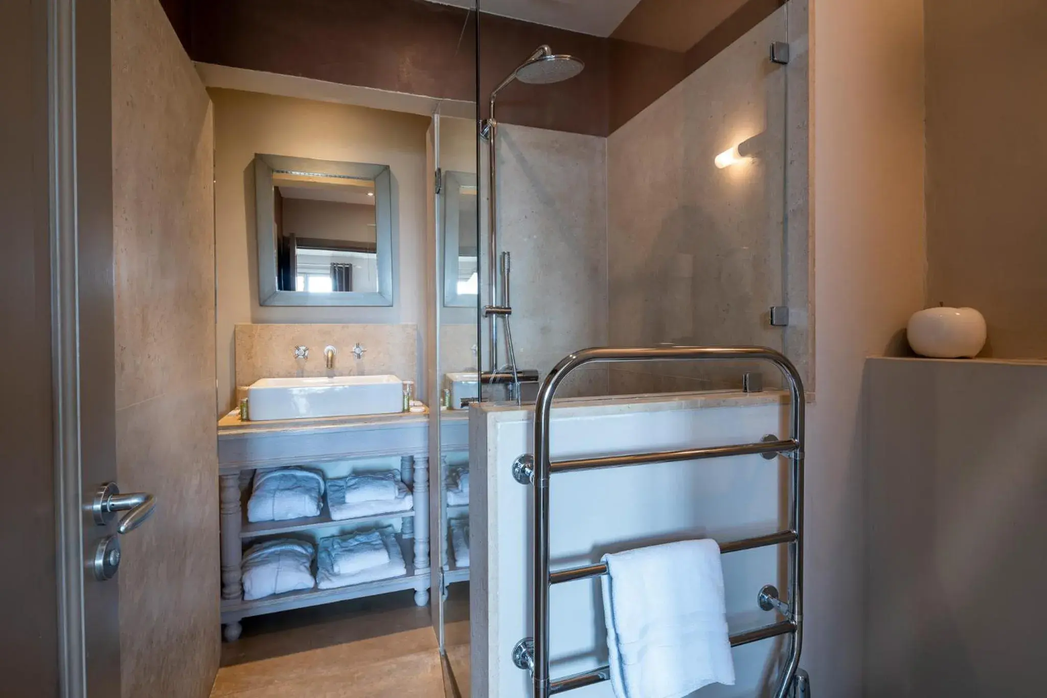 Shower, Bathroom in La Bastide Du Clos des Roses - Les Collectionneurs