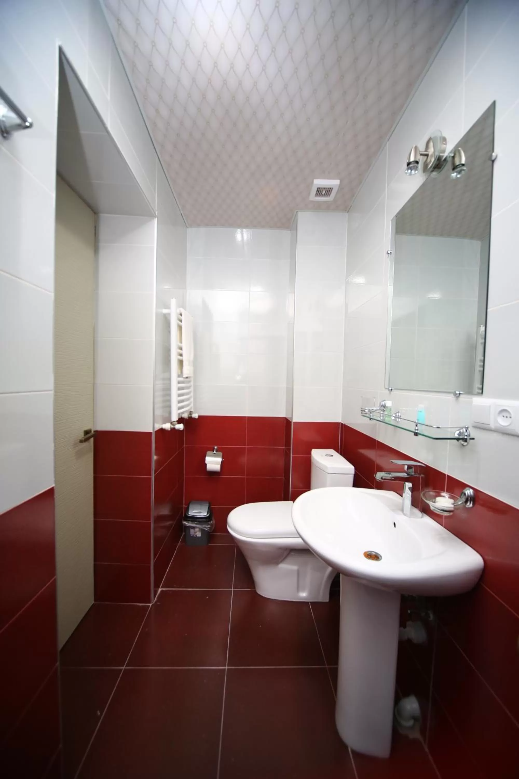 Toilet in Discovery Hotel