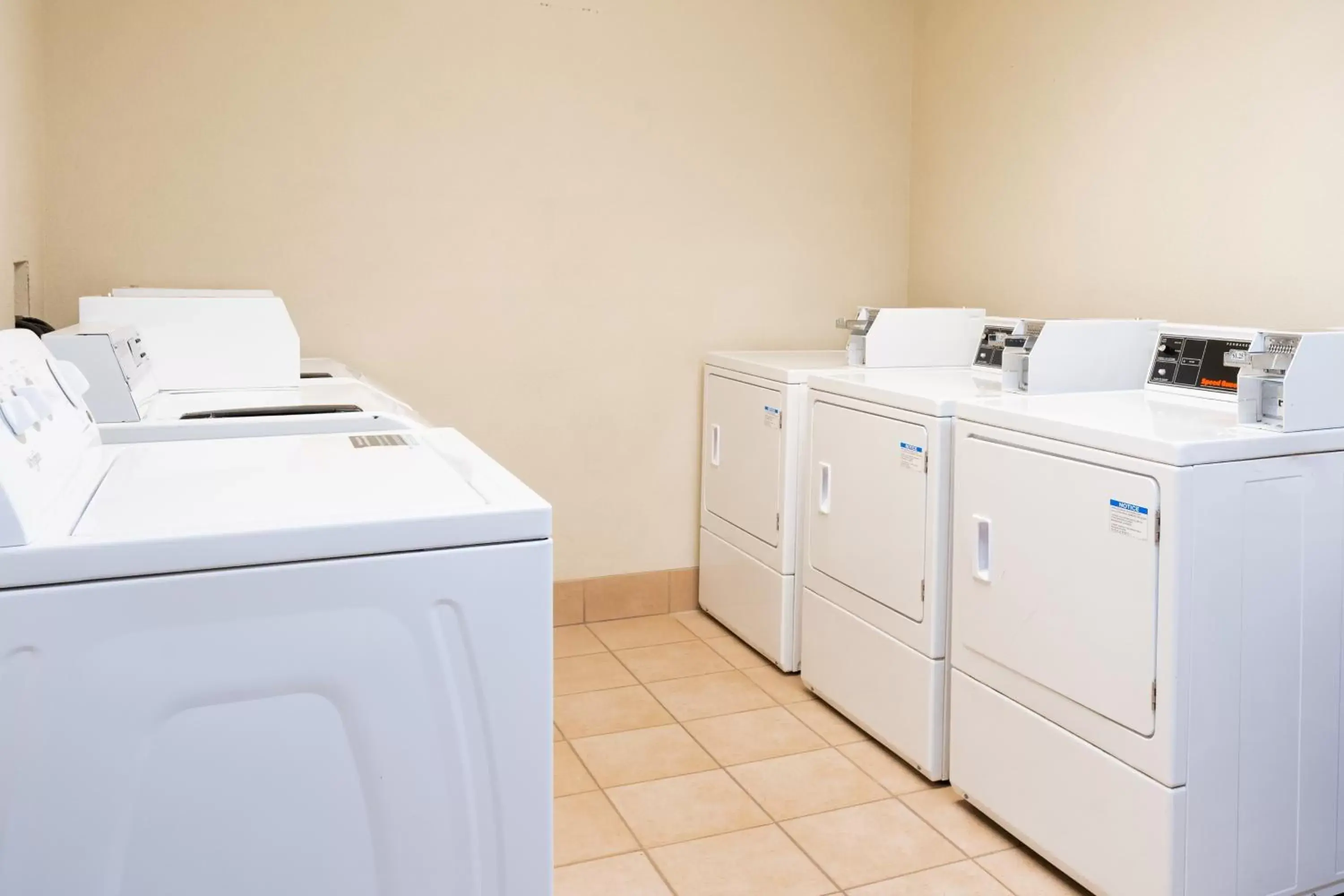 laundry, Kitchen/Kitchenette in Pinedale Hotel & Suites
