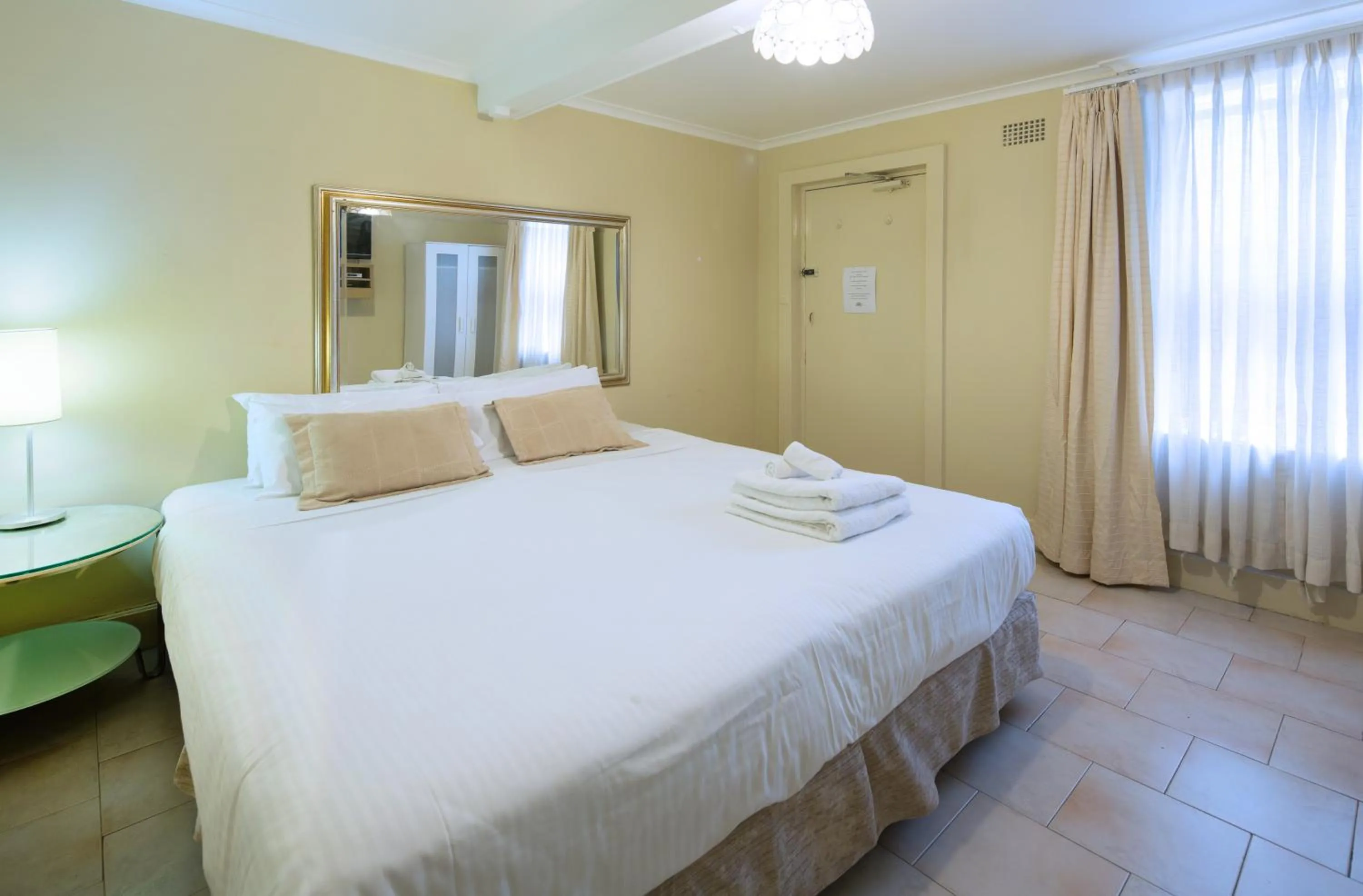 Photo of the whole room, Bed in Neutral Bay Lodge