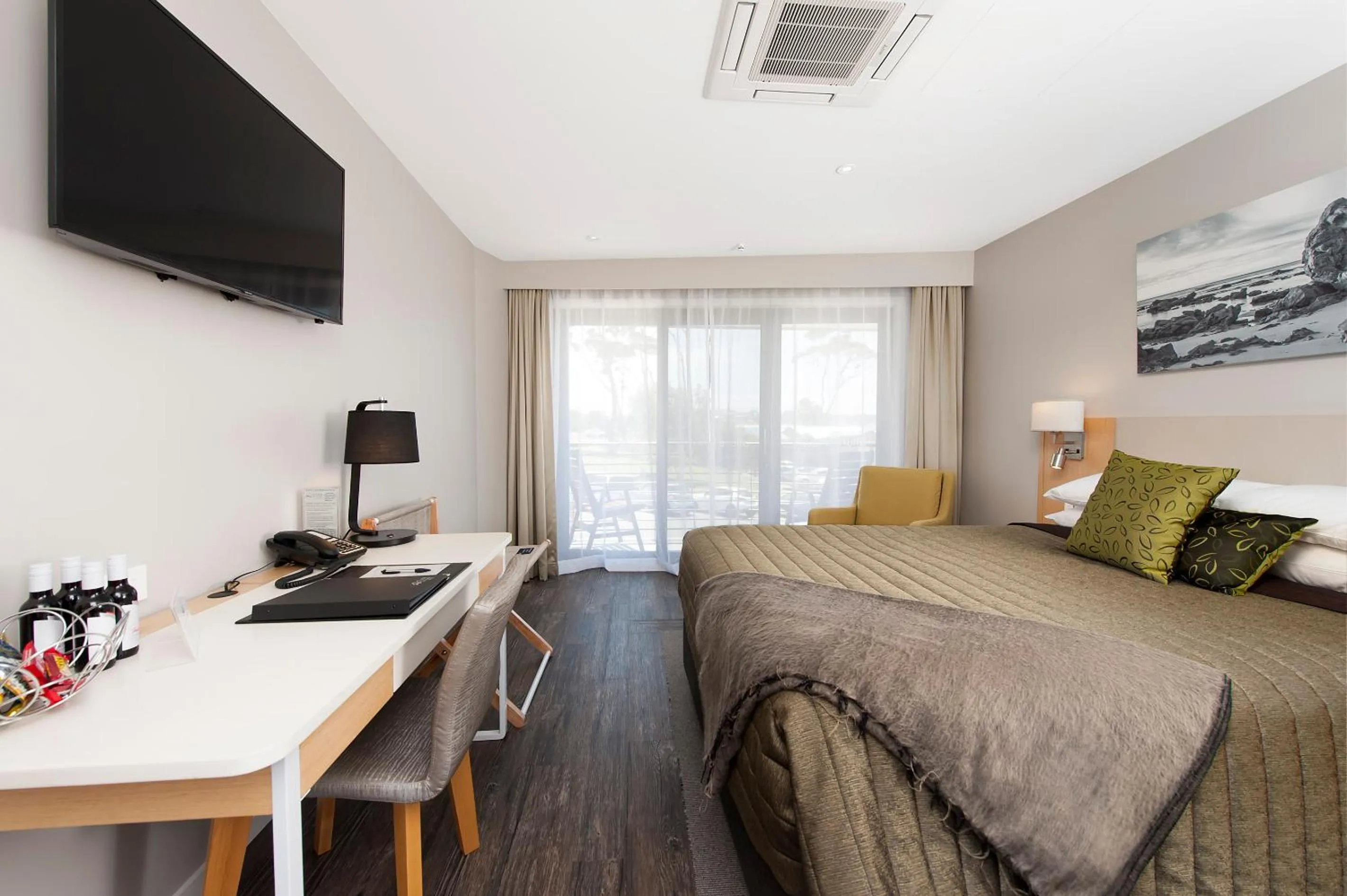 TV and multimedia, Bed in Allure On Ocean Motel - Mollymook Beach