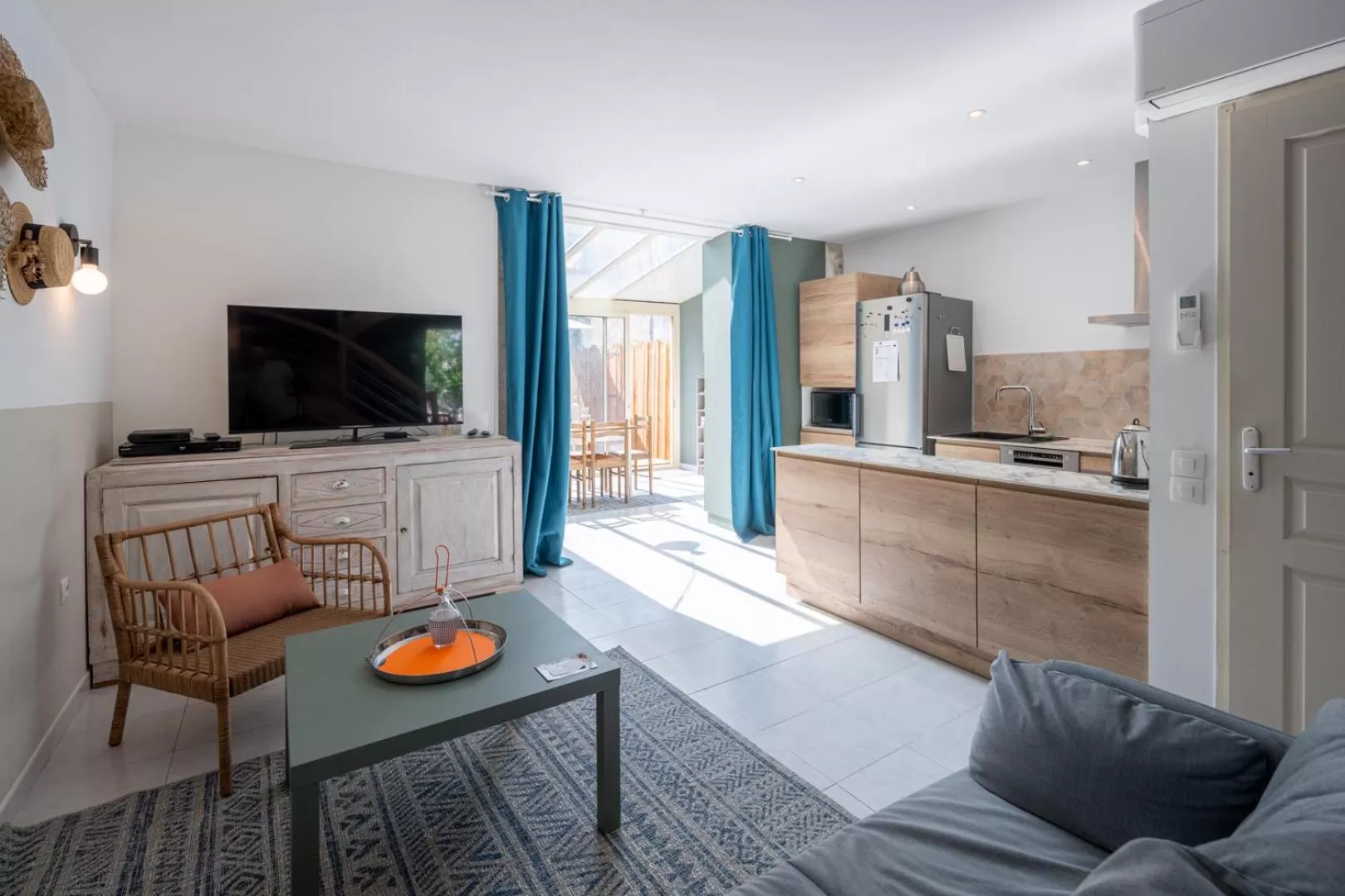 Communal lounge/ TV room, Seating Area in H de Surgères