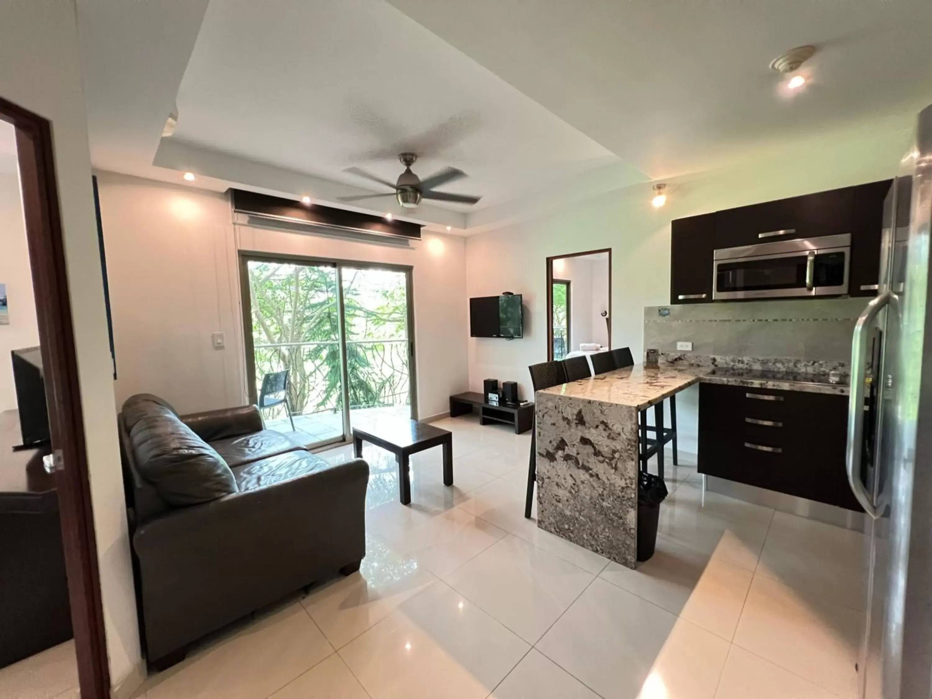 Living room, Kitchen/Kitchenette in Oceano Boutique Hotel & Gallery