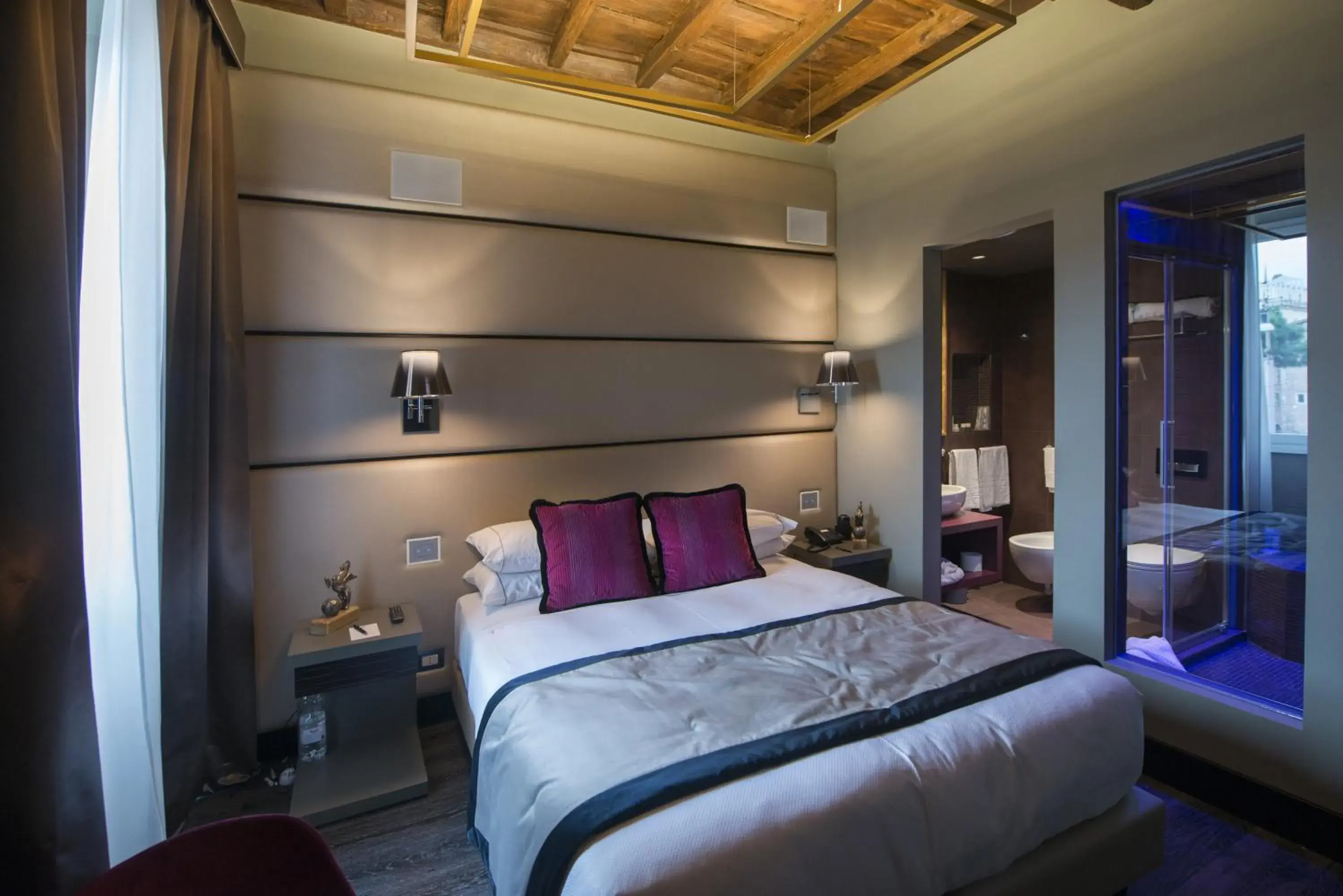 Shower, Bed in Torre Argentina Relais - Residenze di Charme