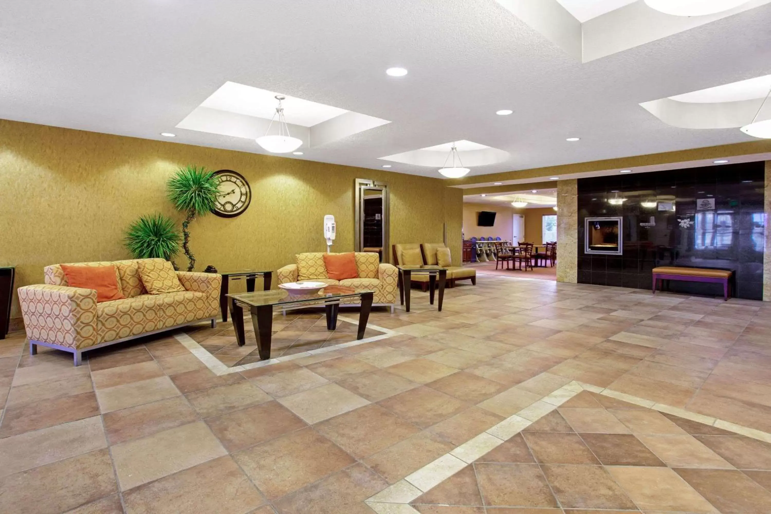 Lobby or reception, Lobby/Reception in La Quinta by Wyndham Bismarck