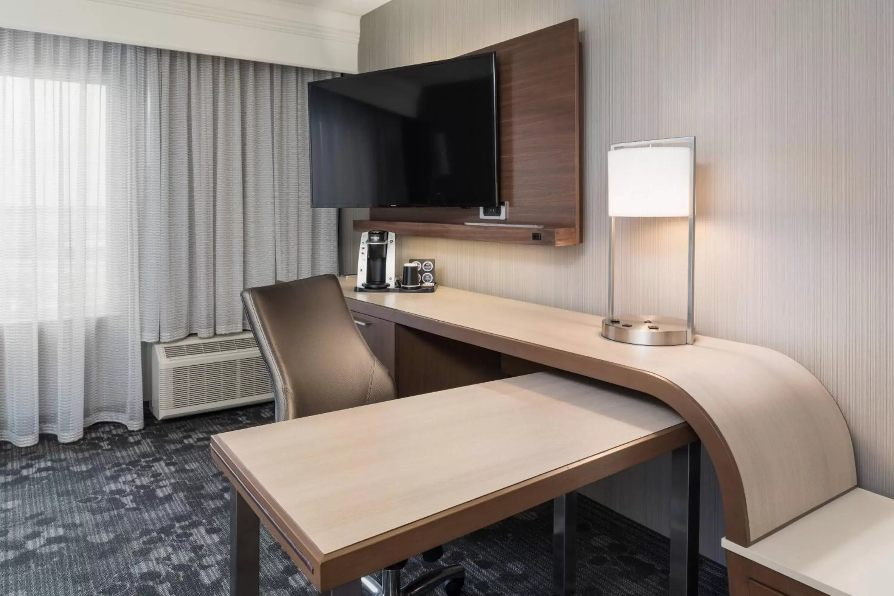 Photo of the whole room, TV/Entertainment Center in Courtyard by Marriott Toronto Vaughan