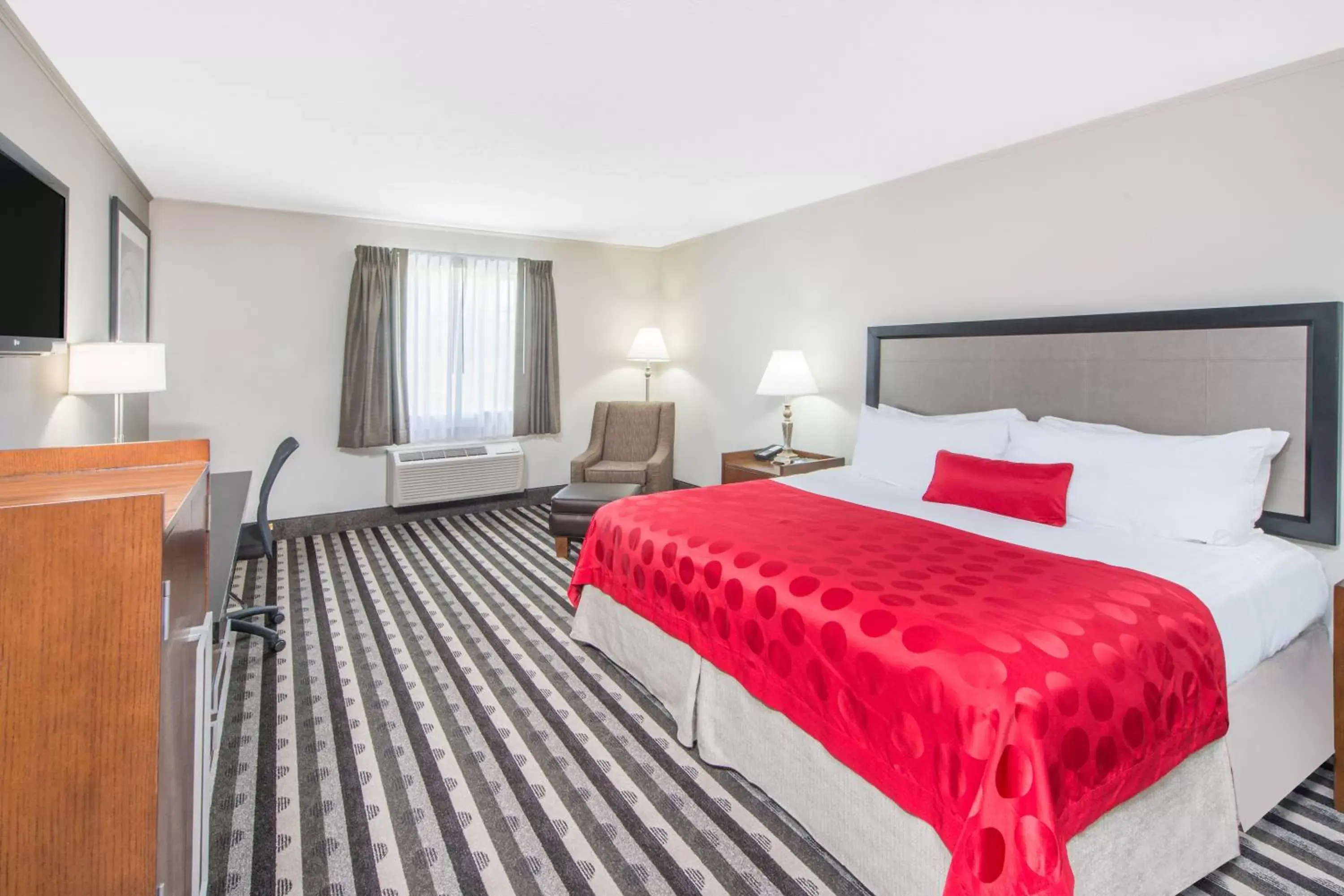 TV and multimedia, Bed in Ramada by Wyndham Springfield North