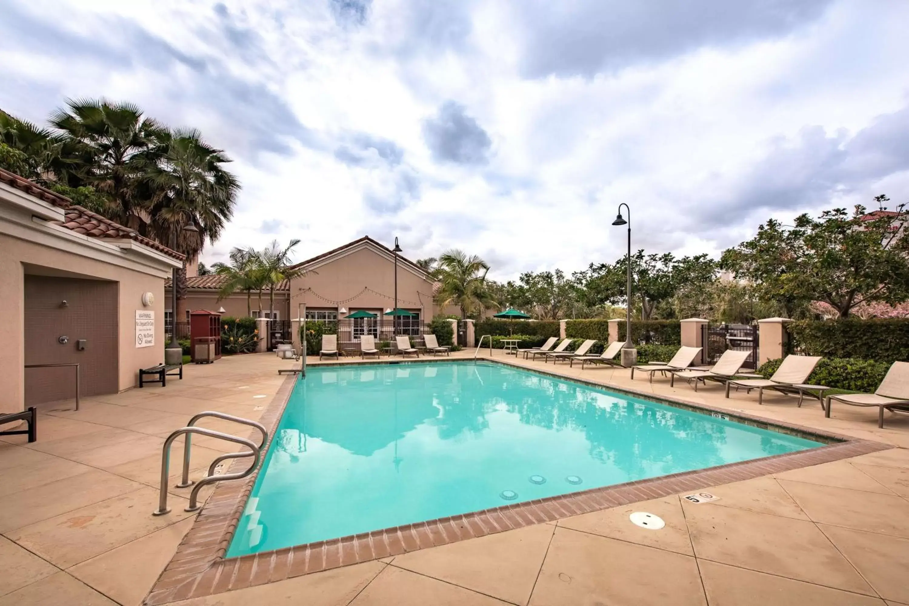 Swimming pool in Homewood Suites by Hilton Oxnard/Camarillo Swimming pool in Homewood Suites by Hilton Oxnard/Camarillo