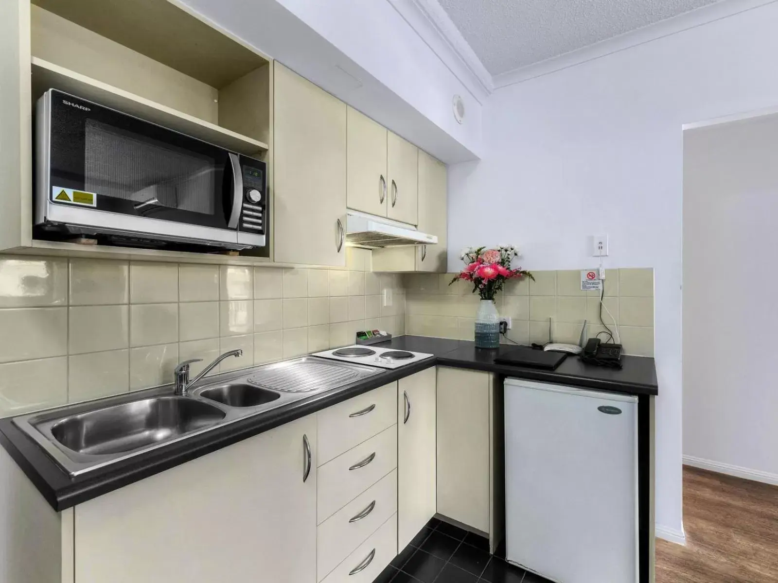 Kitchen or kitchenette, Kitchen/Kitchenette in Central Brunswick Apartment Hotel