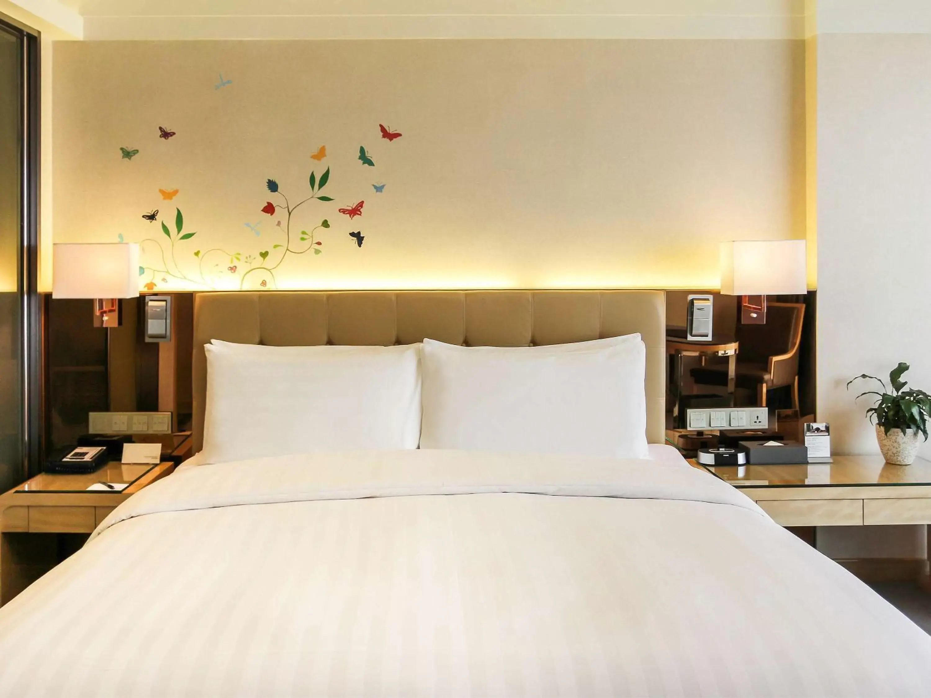 Photo of the whole room, Bed in Pullman Linyi Lushang