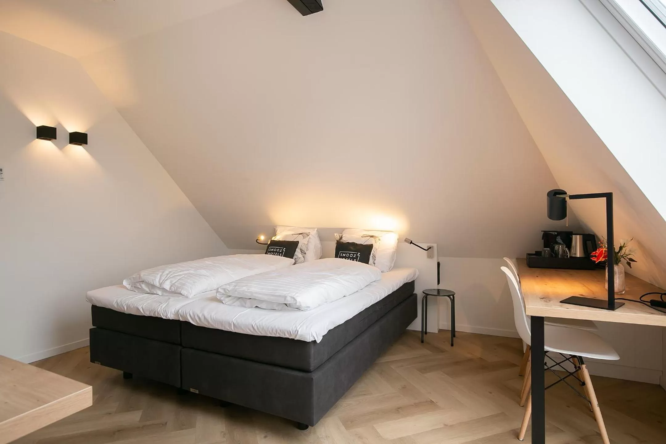 Bed in Snoozz Hotels Bolsward Boutique hotel zonder receptie met digitale sleutel