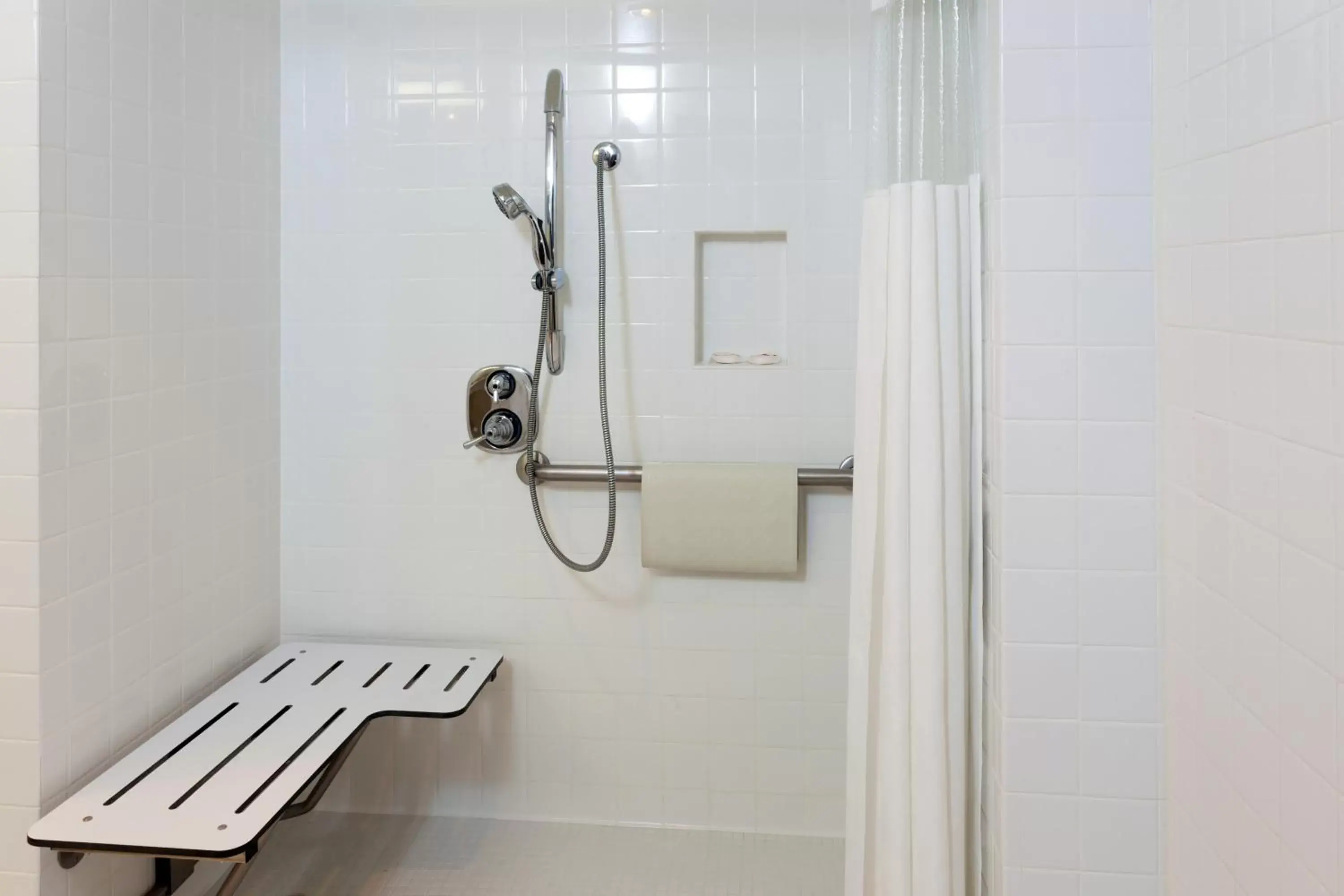 Shower, Bathroom in Ramada Plaza by Wyndham West Hollywood Hotel & Suites