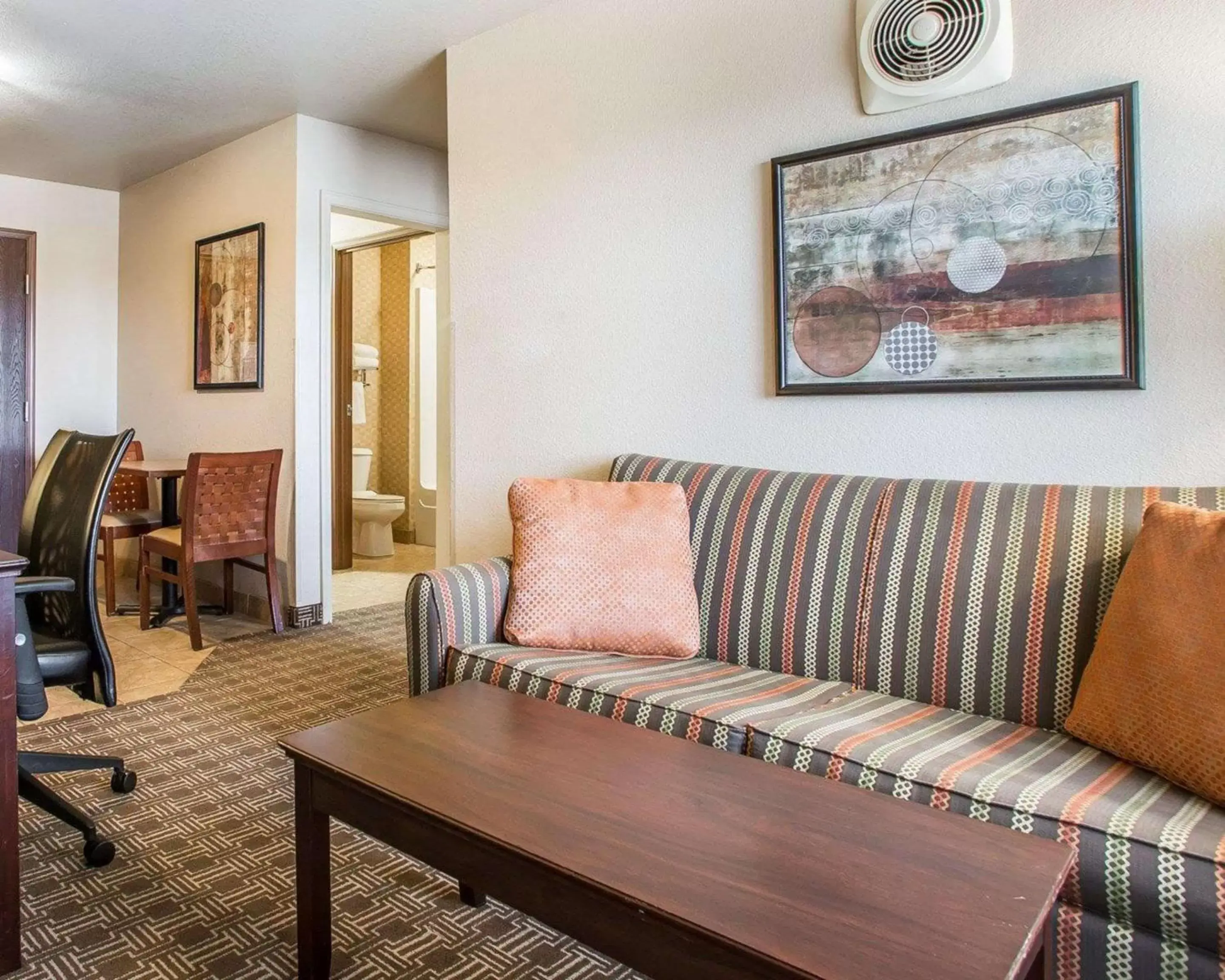 Bedroom, Seating Area in MainStay Suites St Robert-Fort Leonard Wood