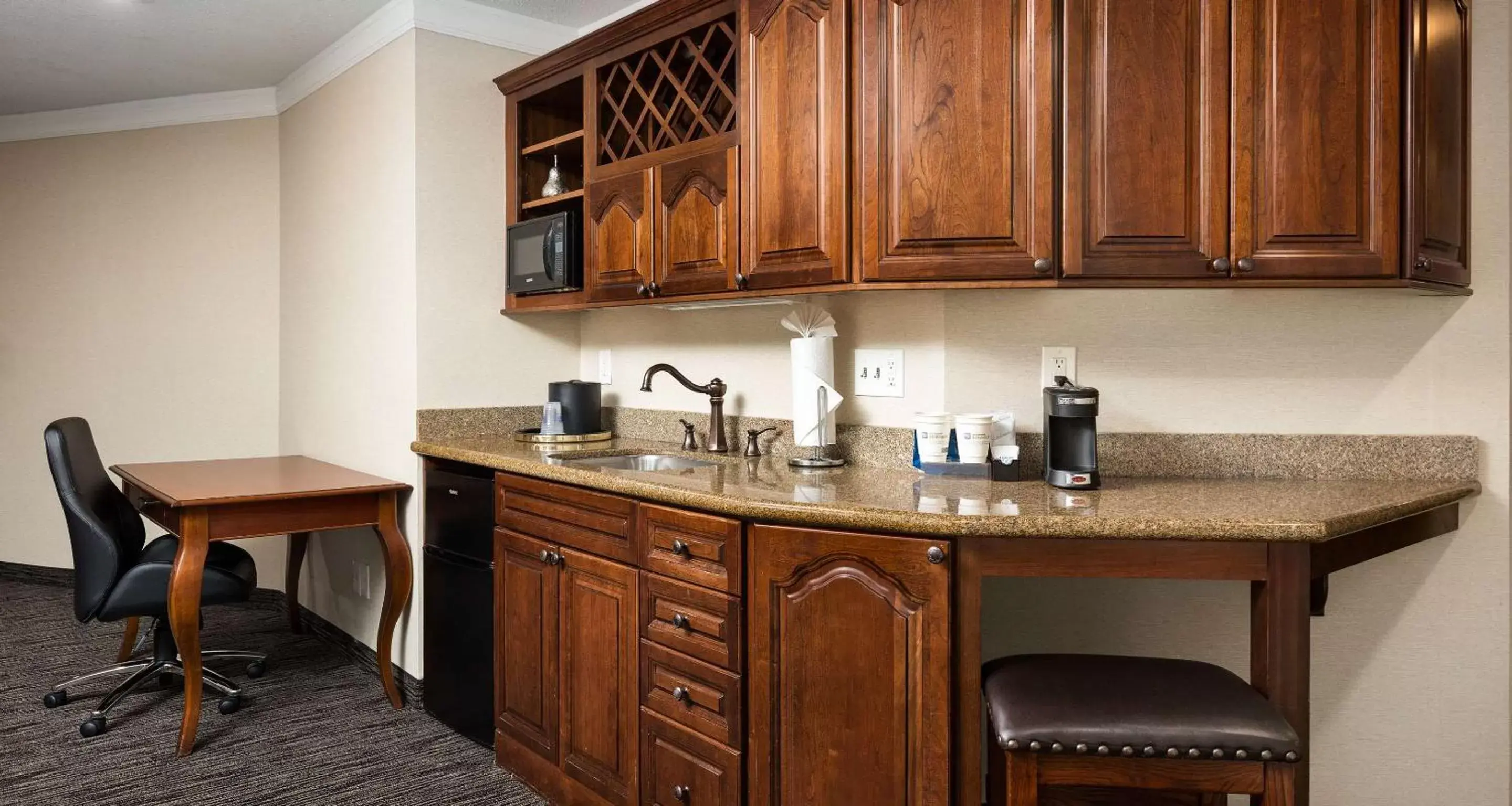 Photo of the whole room, Kitchen/Kitchenette in Best Western Landmark Inn