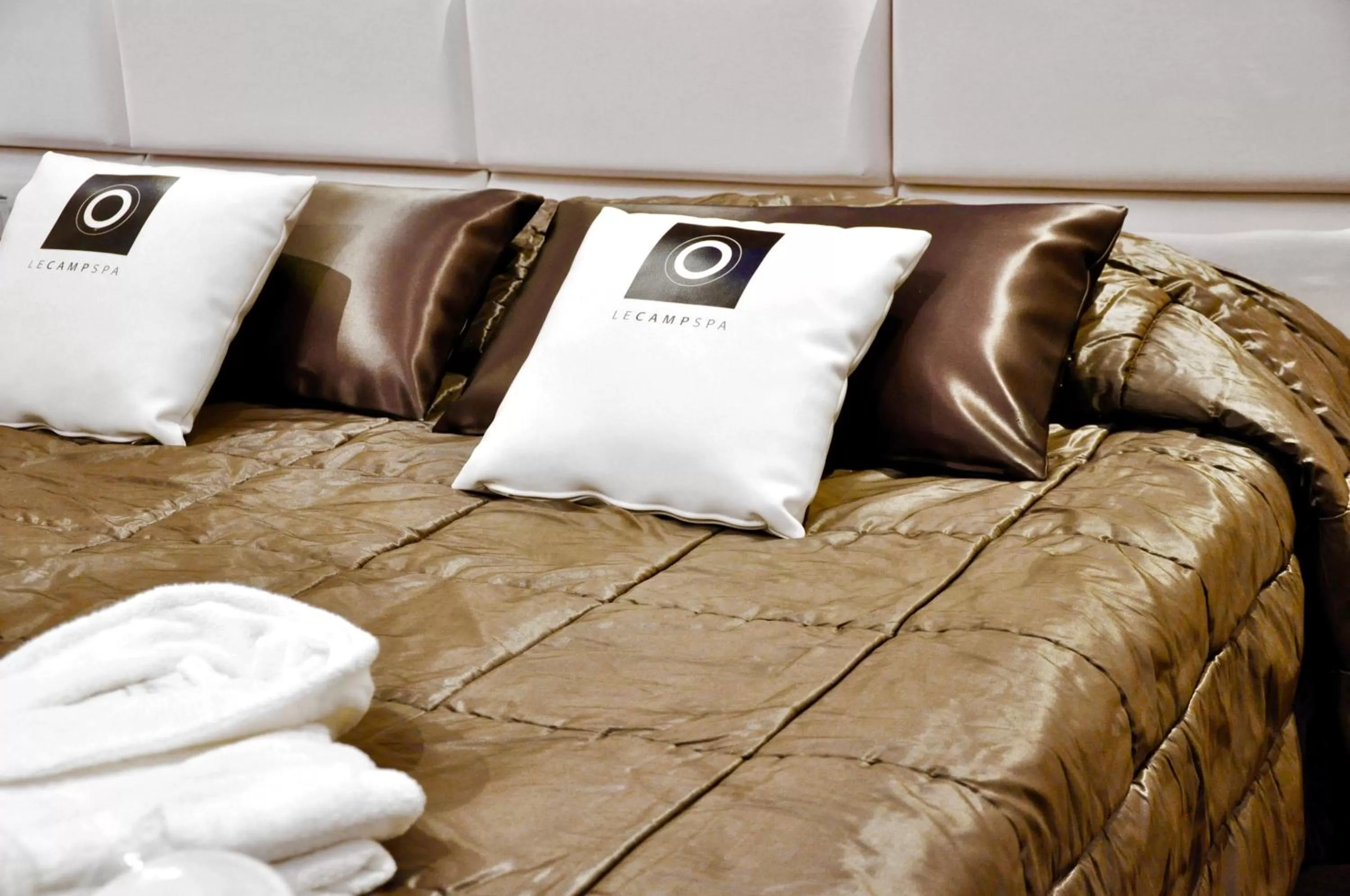 Bed in Le Camp Suite & Spa