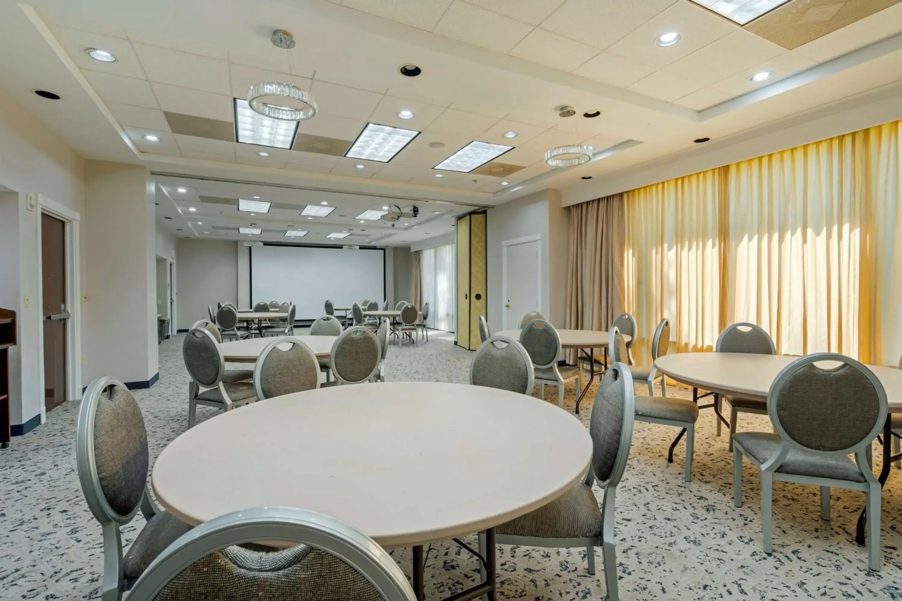 Meeting/conference room in Premier Jacksonville Deerwood Hotel