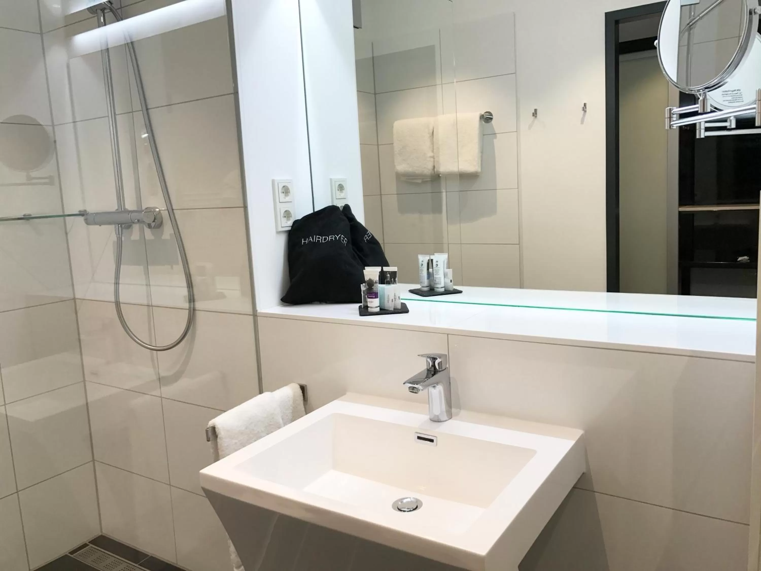 Shower in Mercure Hotel Kaiserhof City Center