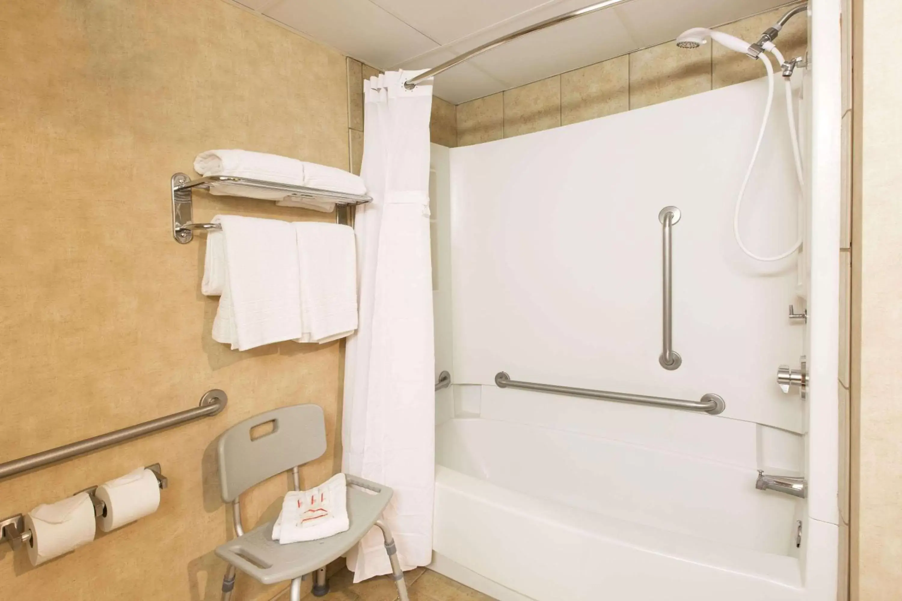 Bathroom in Ramada by Wyndham Sioux Falls Airport - Waterpark Resort & Event Center