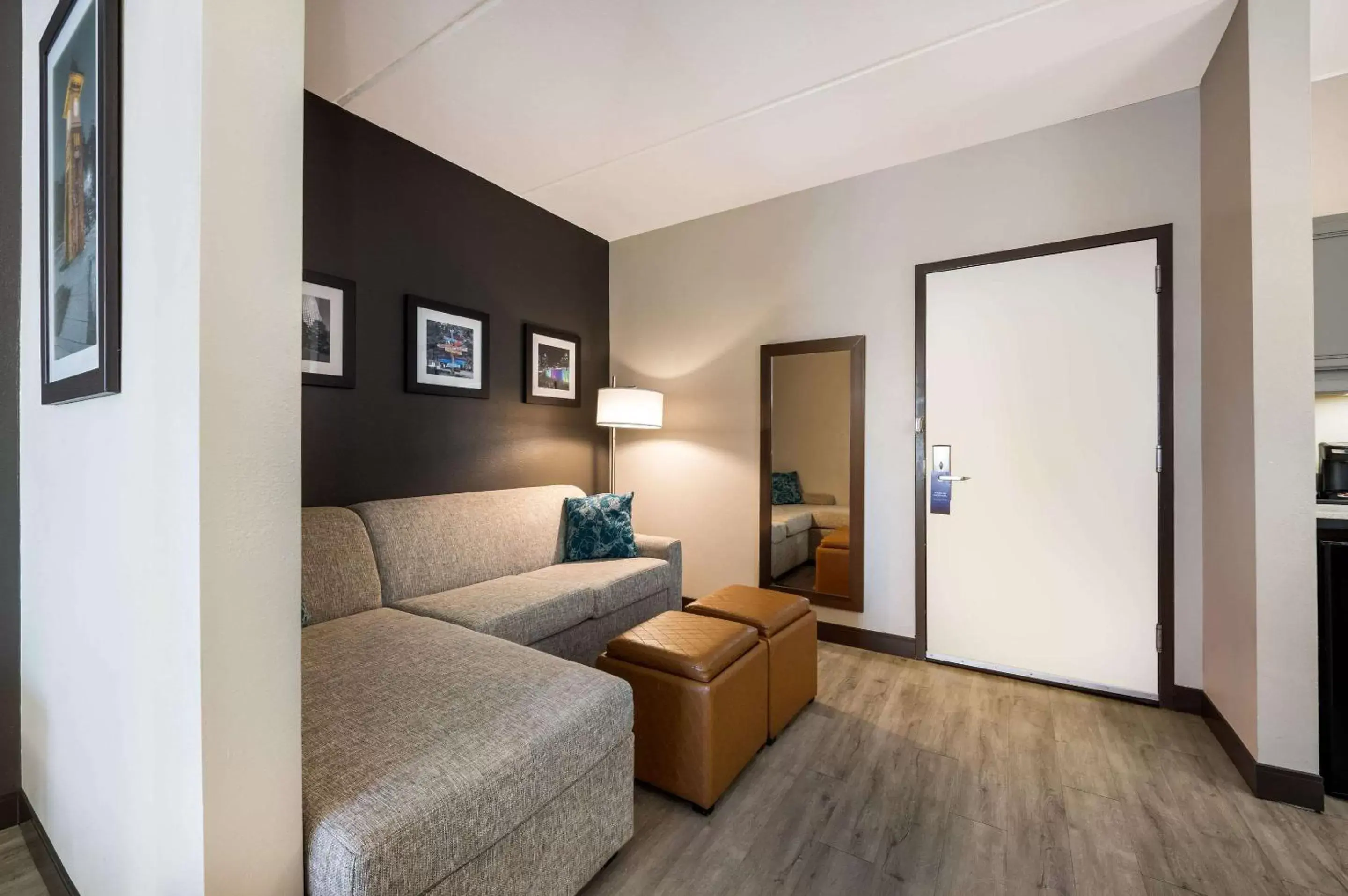 Bedroom, Seating Area in Comfort Suites Northlake