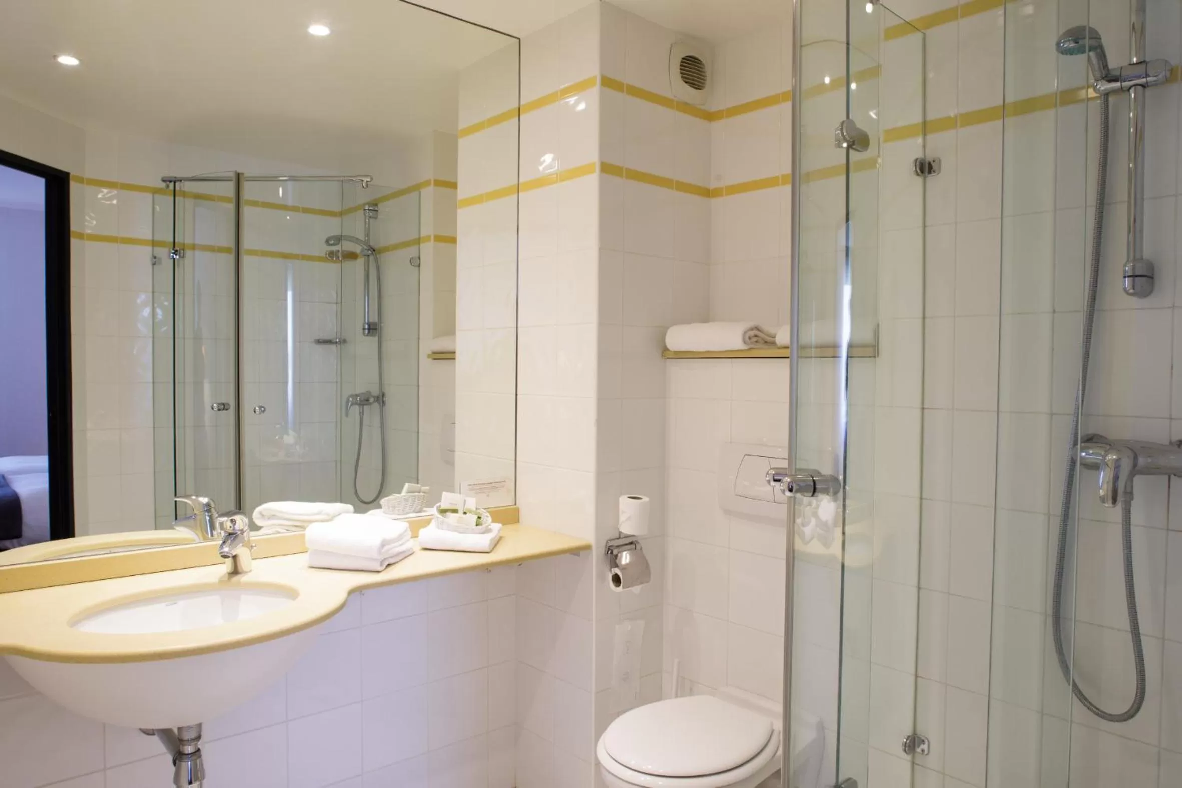 Bathroom in Logis L'Orée de Chartres - Barjouville