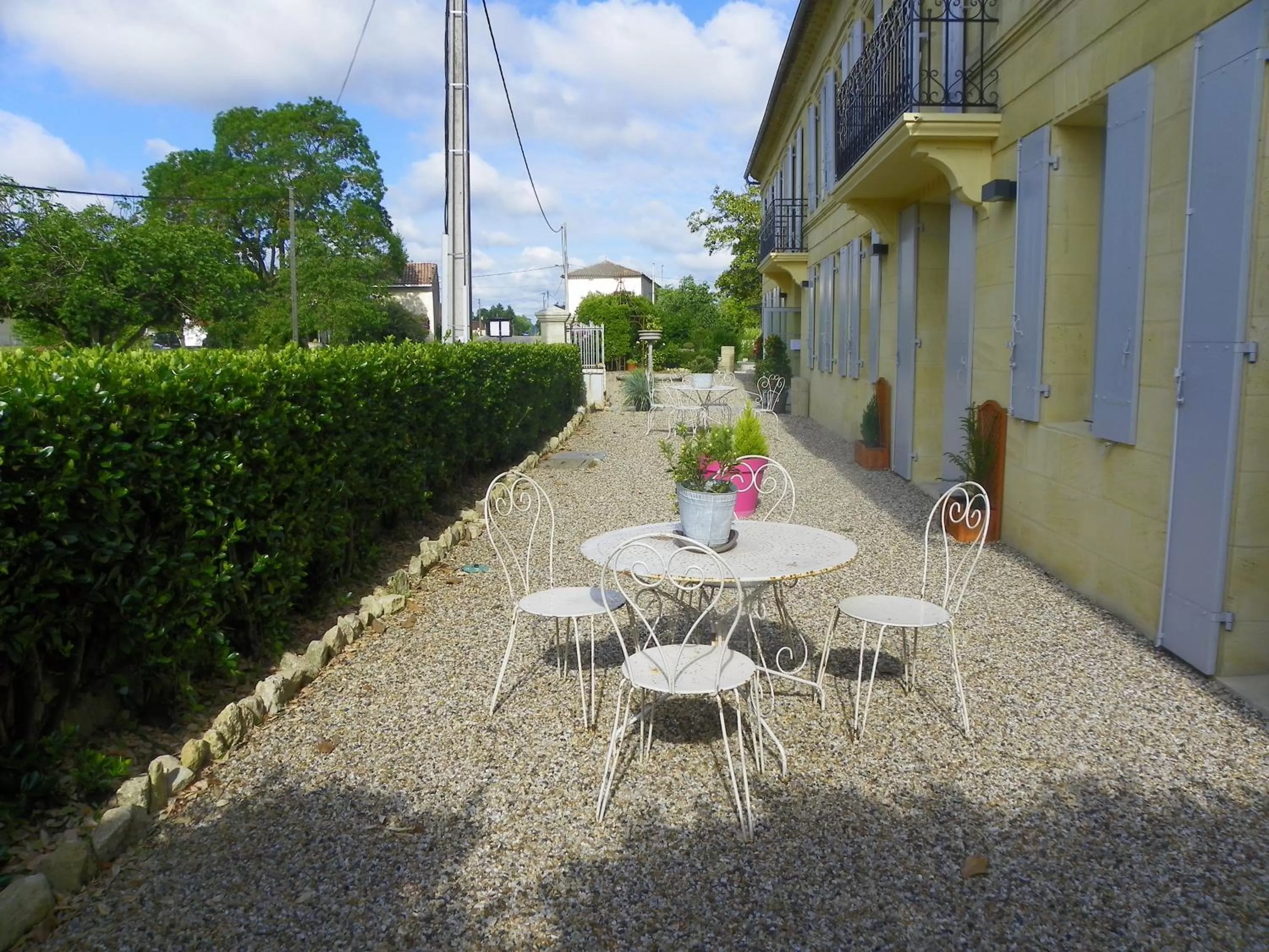 Patio in Logis- Hôtel Spa Restaurant l'Epicurial