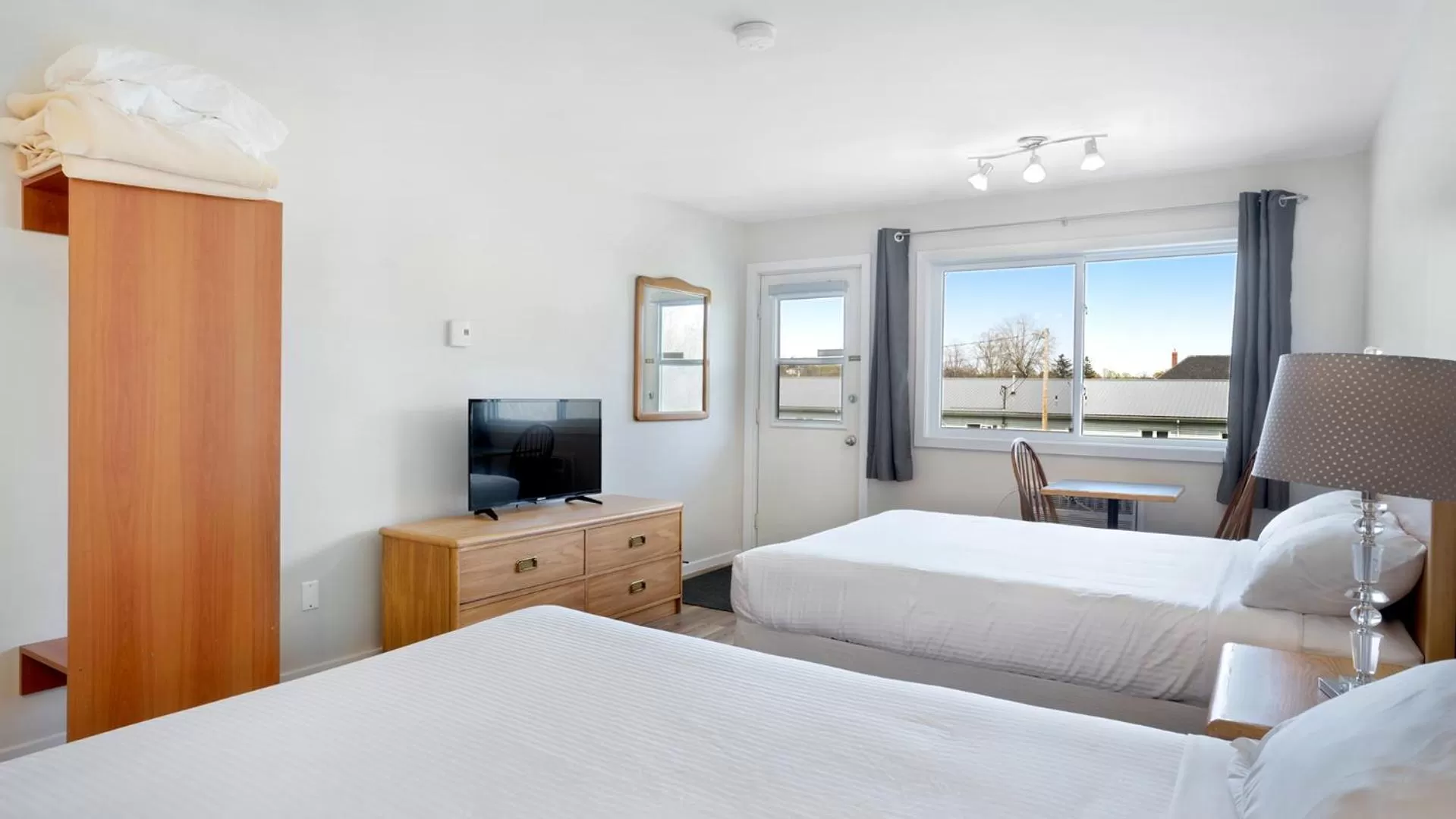 Bed in Homeport Motel