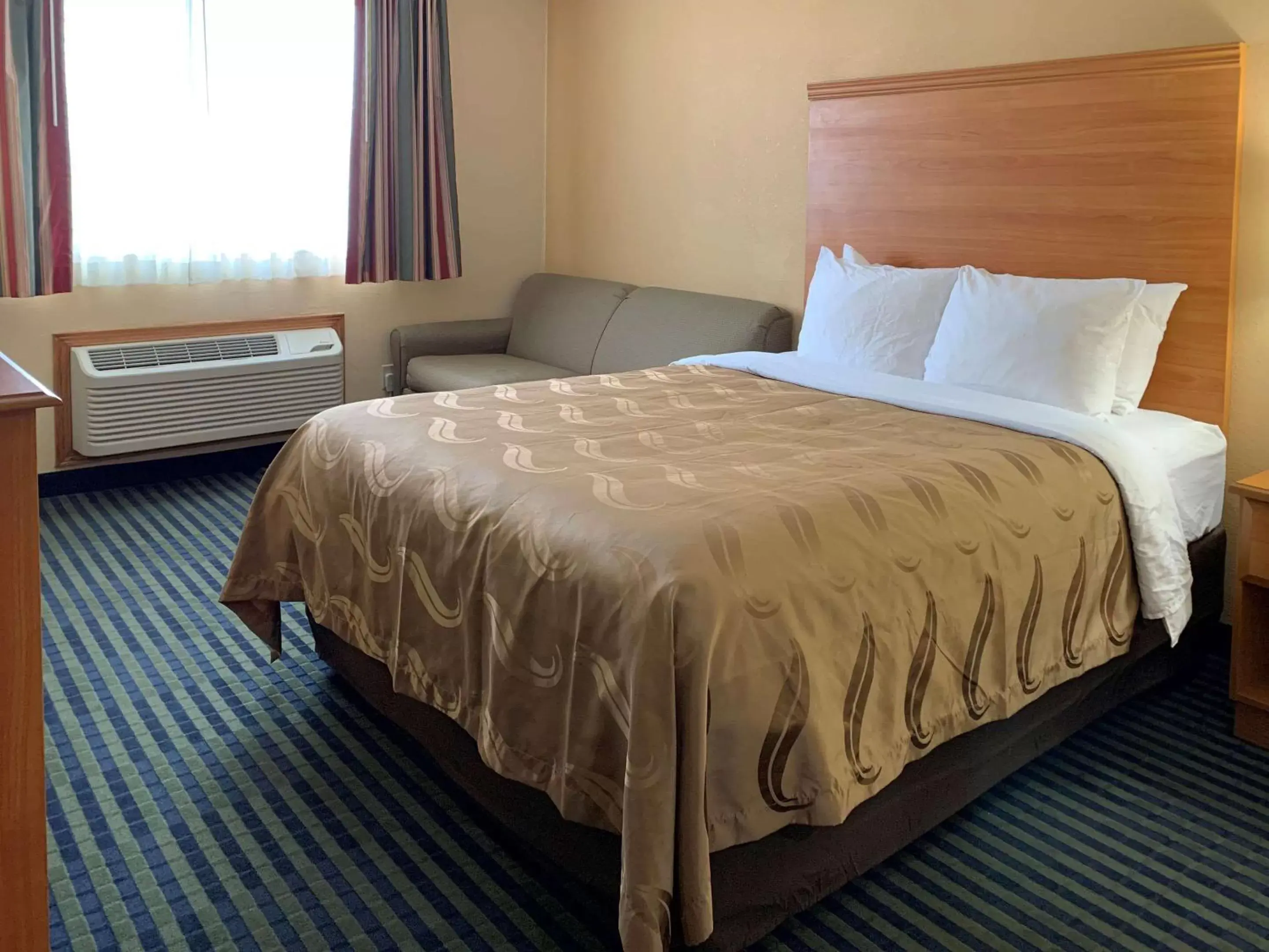 Photo of the whole room, Bed in Quality Inn Ottawa near Starved Rock State Park