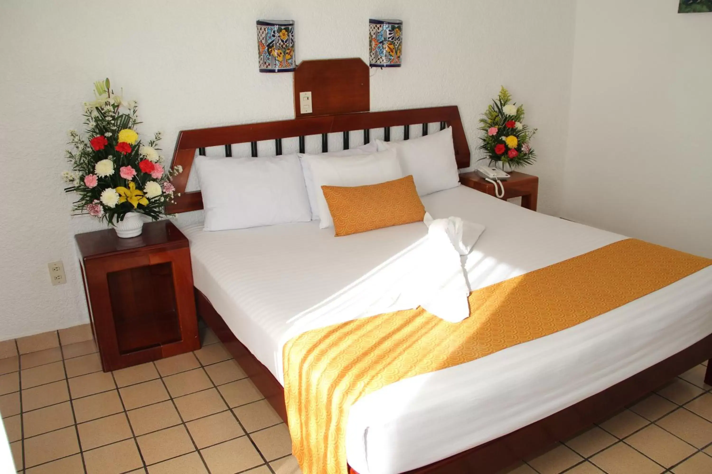Photo of the whole room, Bed in Hotel Maya Palenque