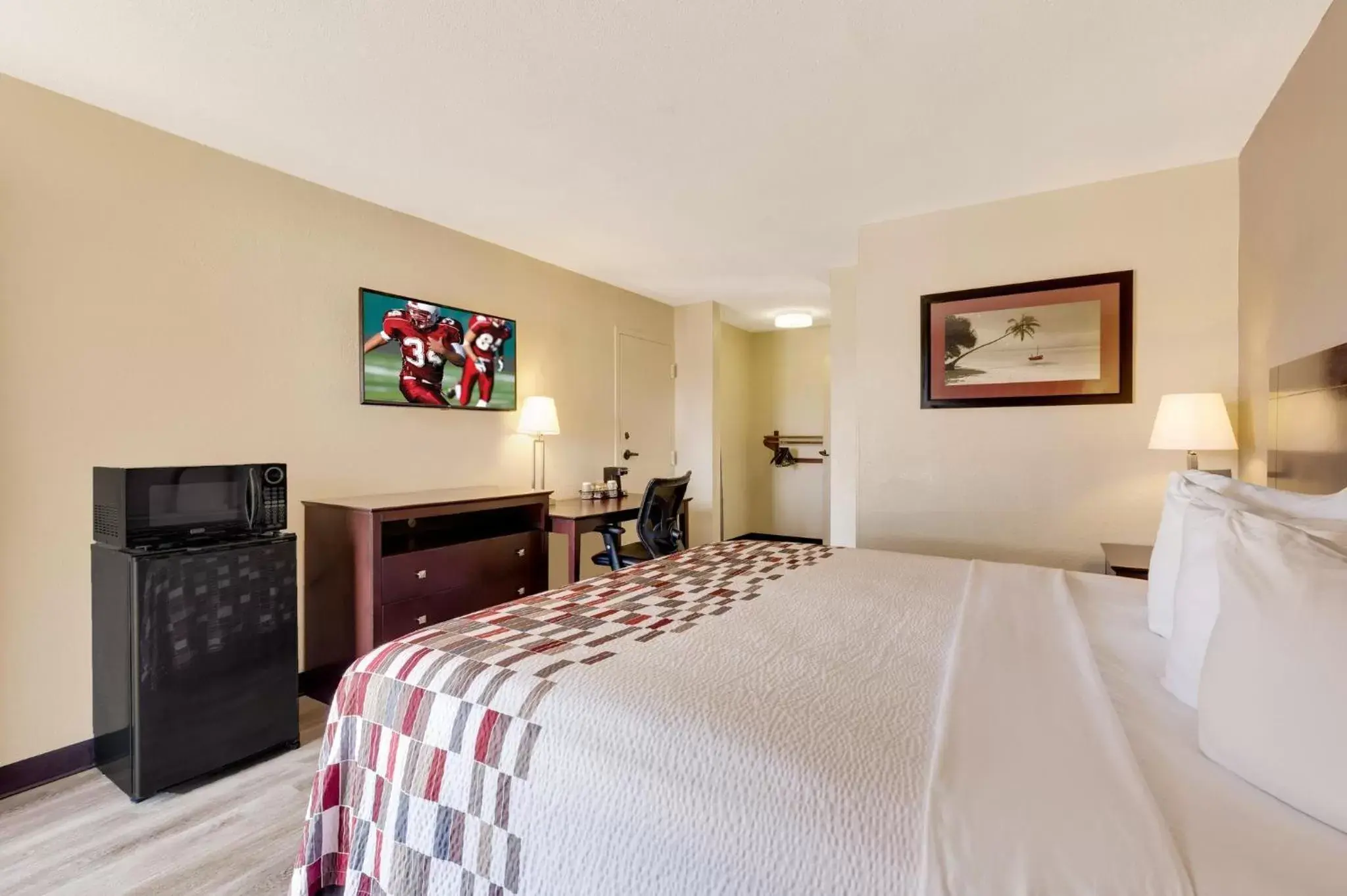 Photo of the whole room, Bed in Red Roof Inn Gulfport - Biloxi Airport