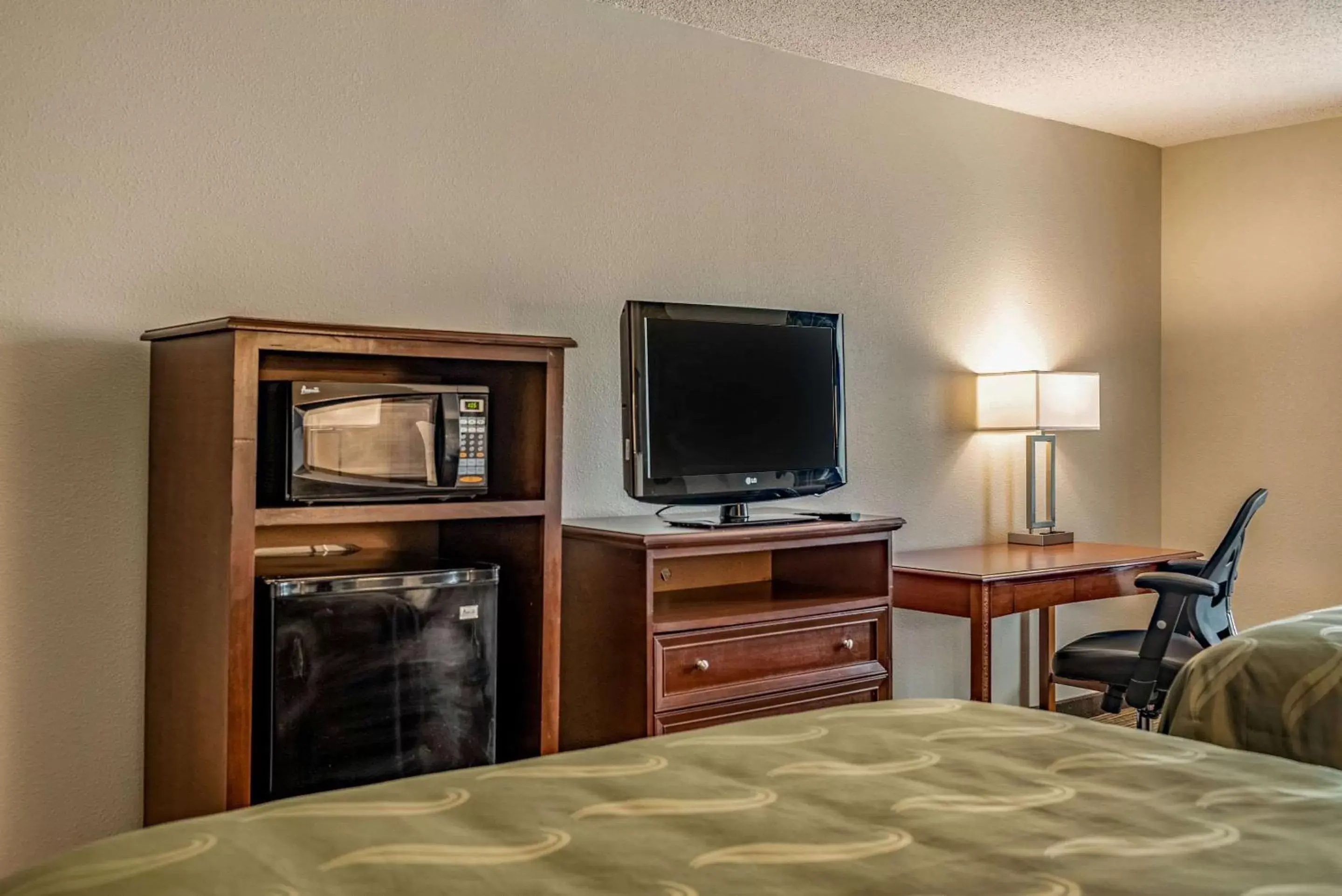 Photo of the whole room, TV/Entertainment Center in Quality Inn Bucyrus North