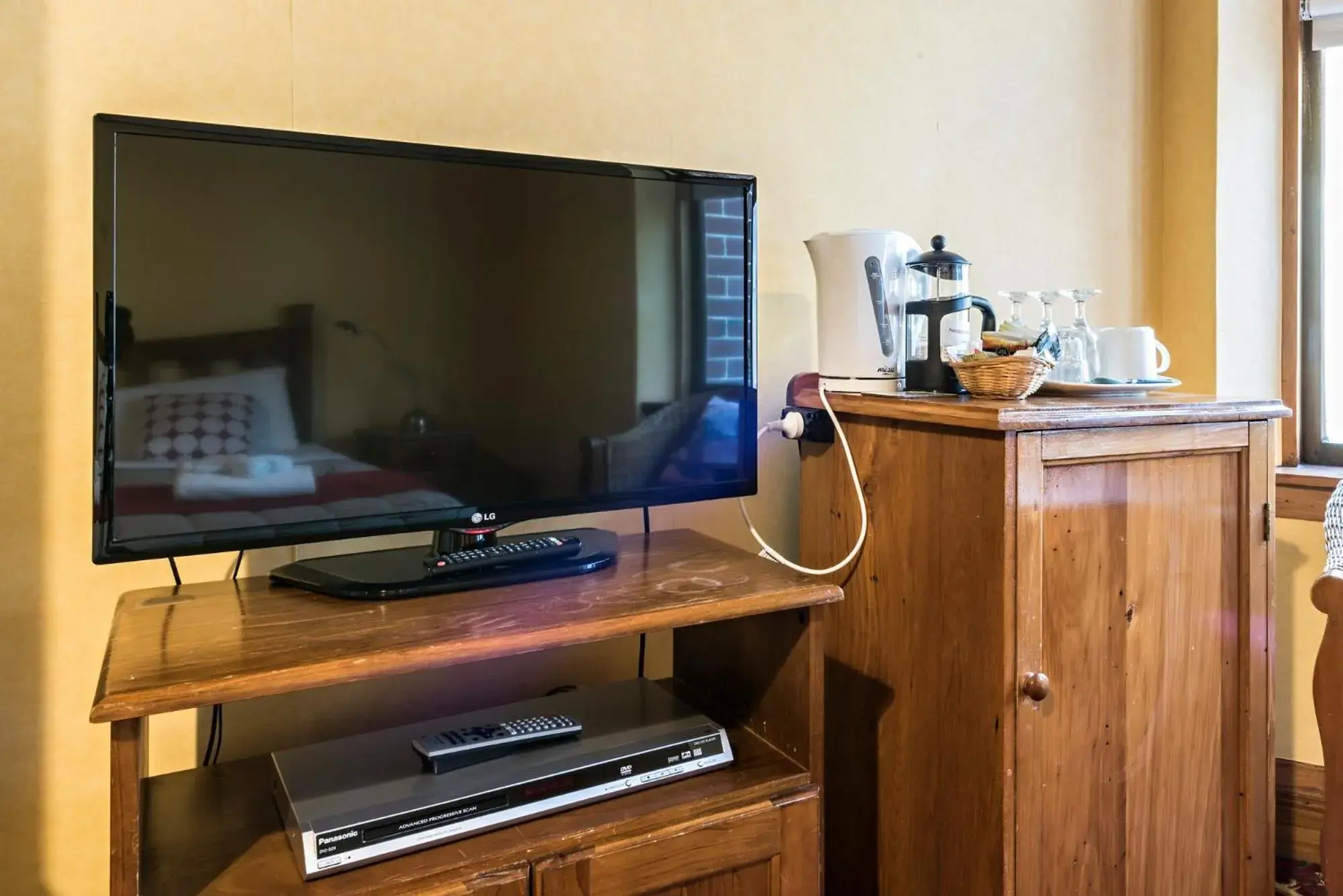TV and multimedia, TV/Entertainment Center in Halswell Lodge