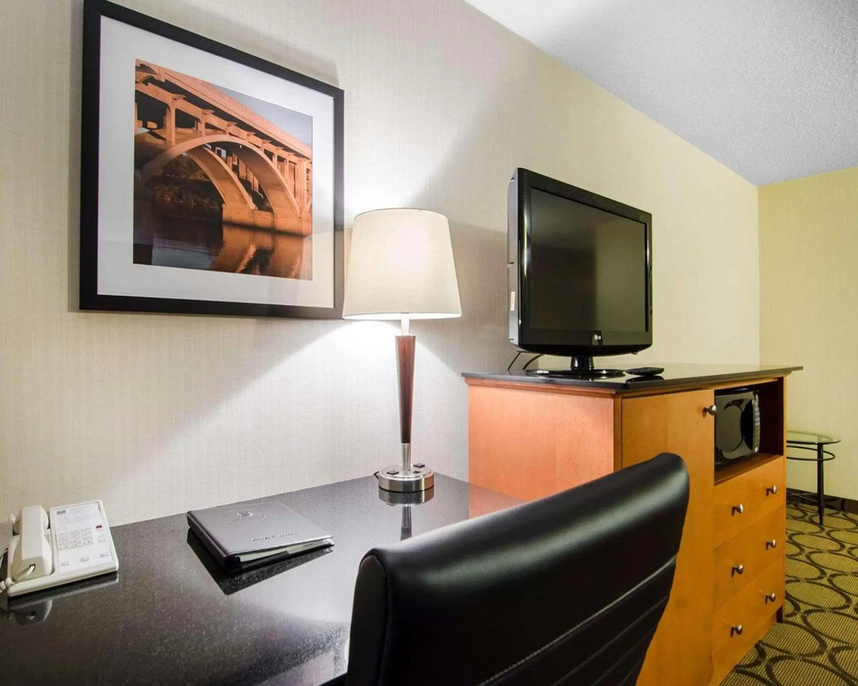 Photo of the whole room, TV/Entertainment Center in Comfort Inn Saskatoon