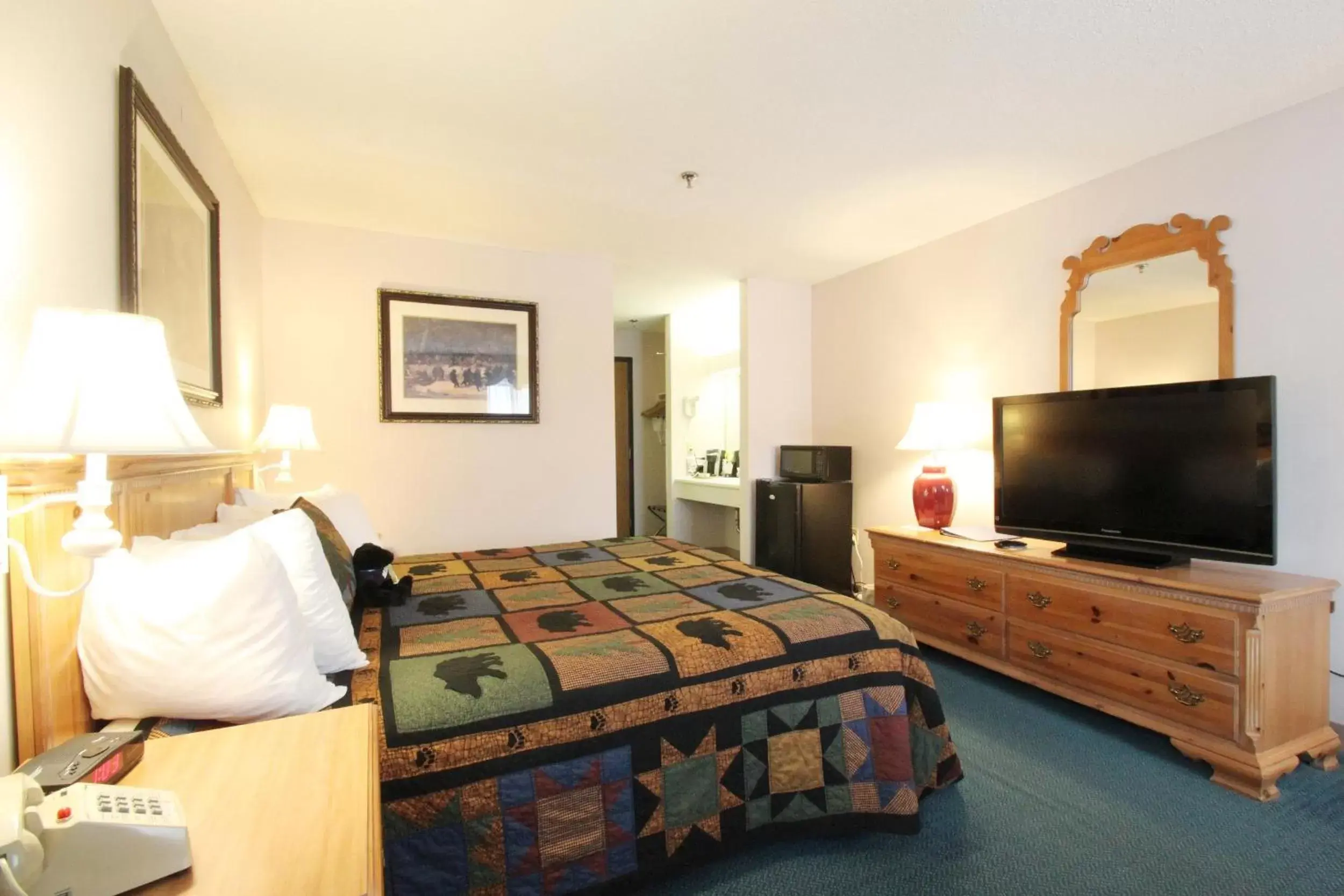 Bed, TV/Entertainment Center in Black Bear Inn