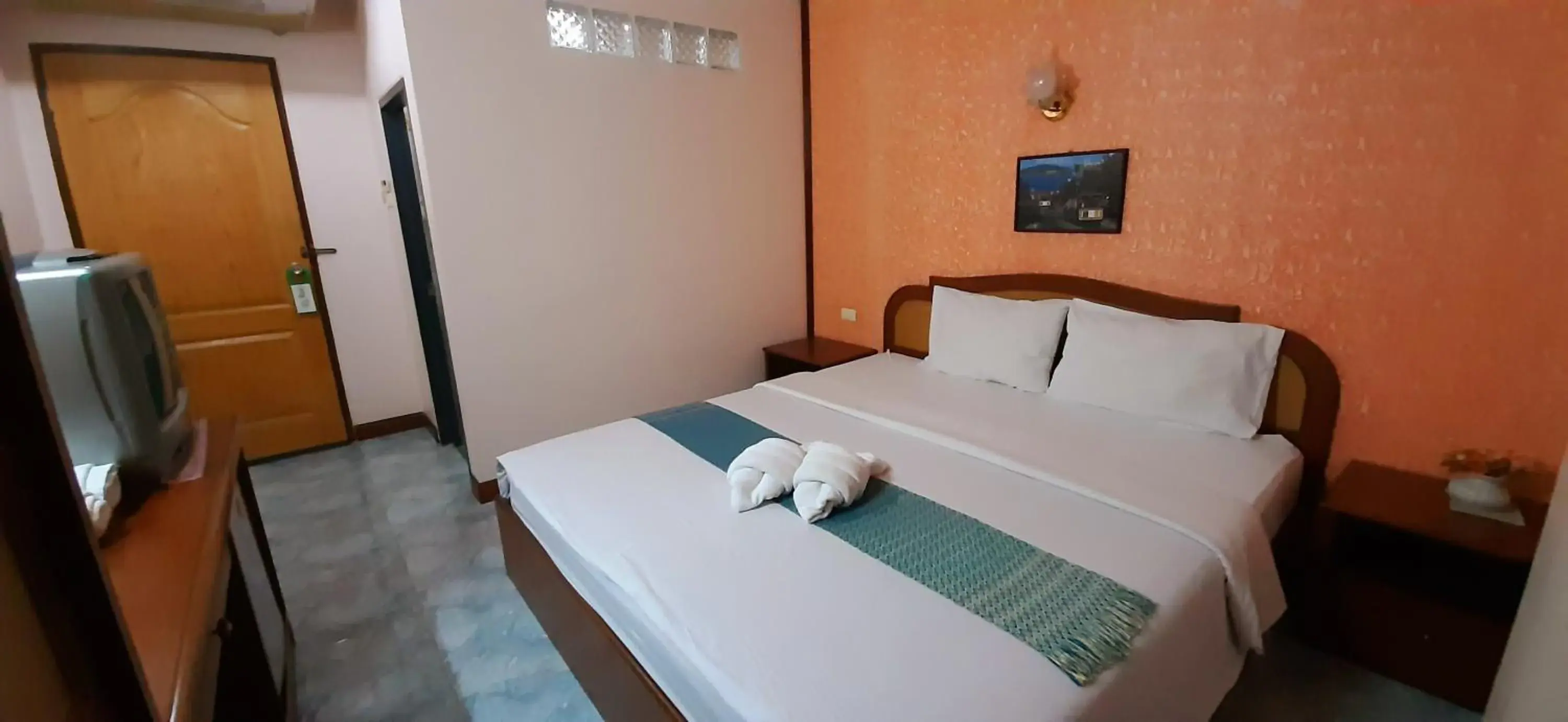 oven, Bed in Thepparat Lodge Krabi