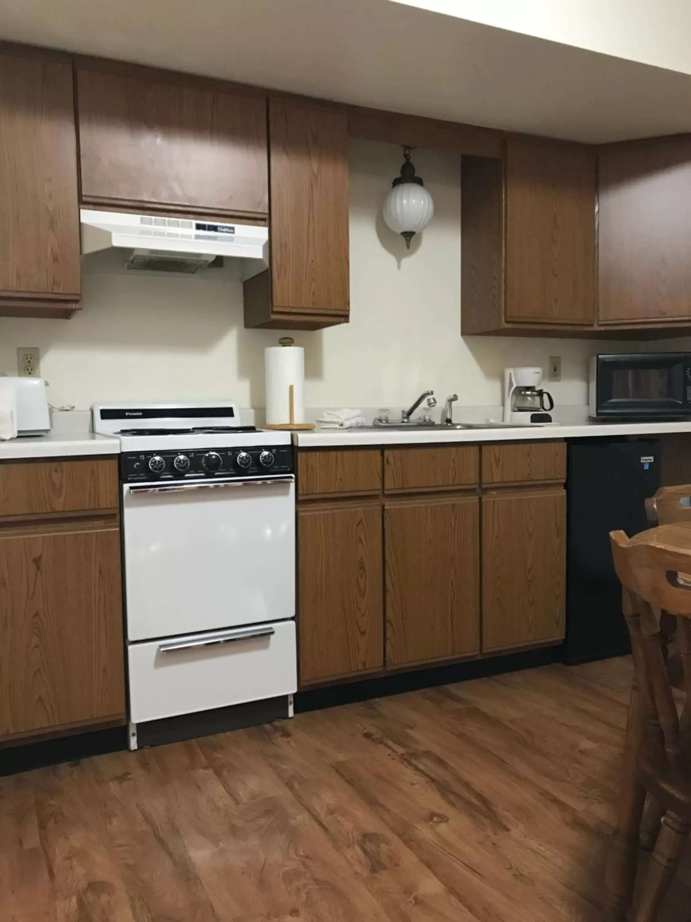 Kitchen/Kitchenette in Brentwood Motor Inn