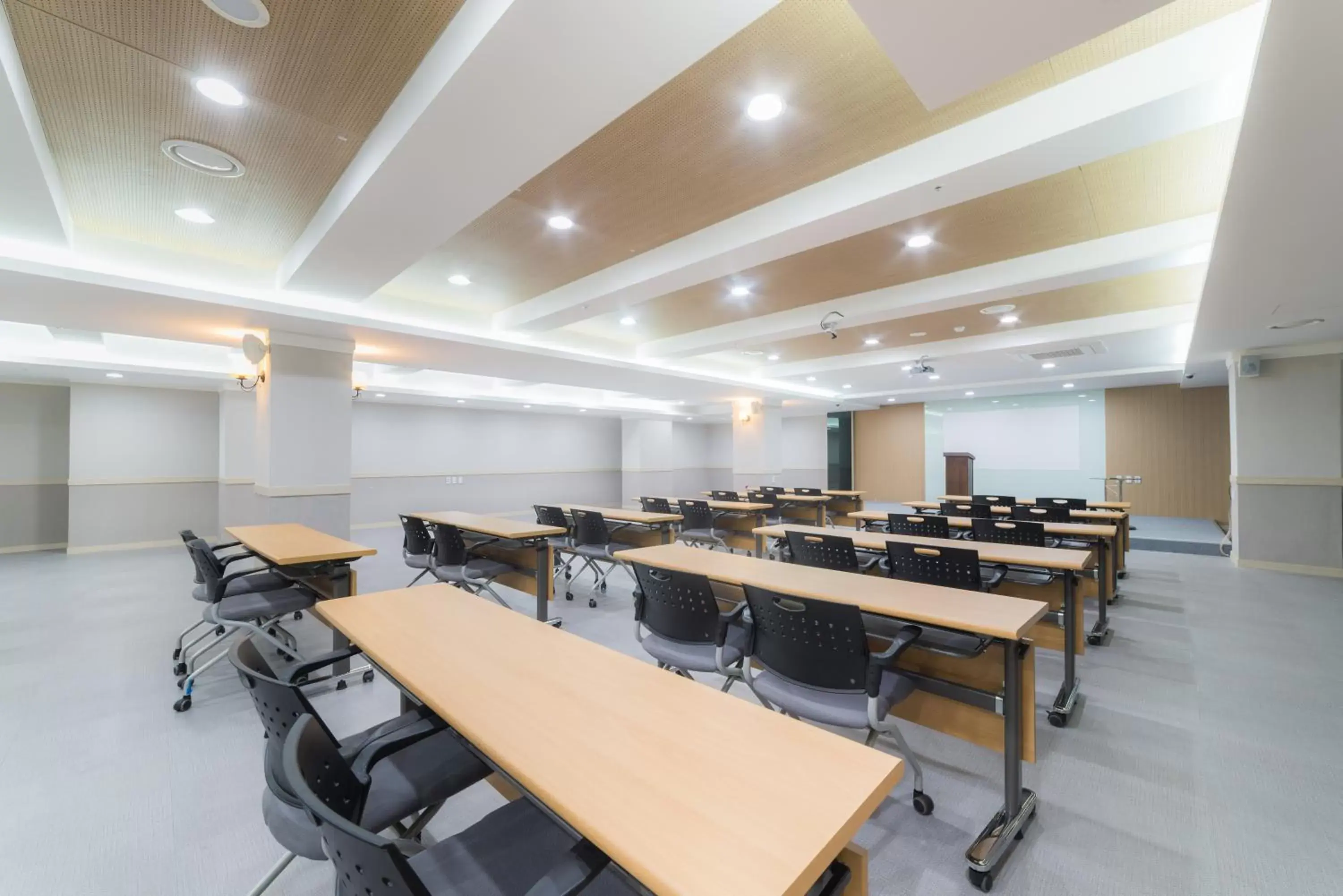 Business facilities in Reborn Suwon Silkroad Hotel