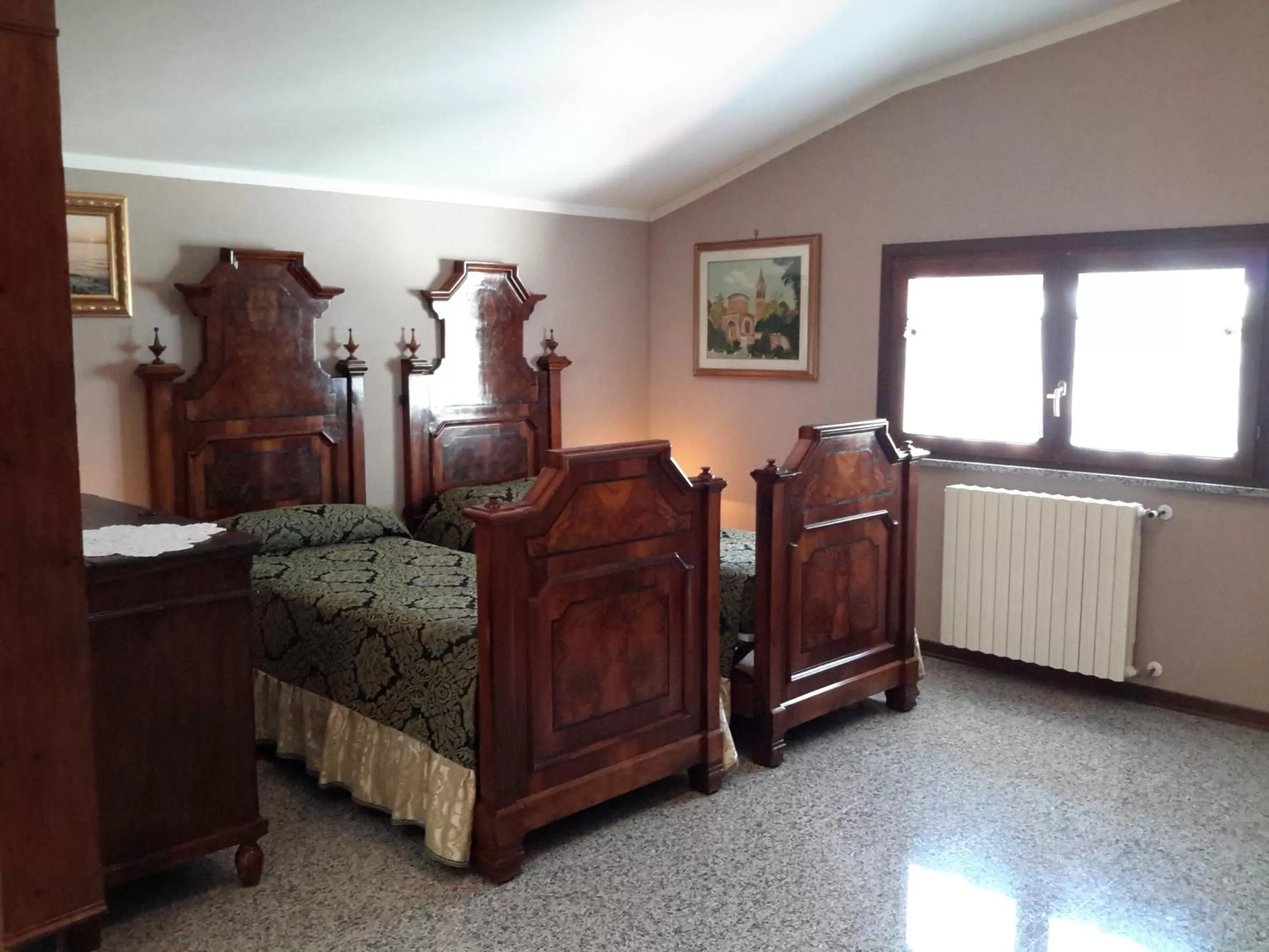 Photo of the whole room, Bed in B&B Amy&Julie