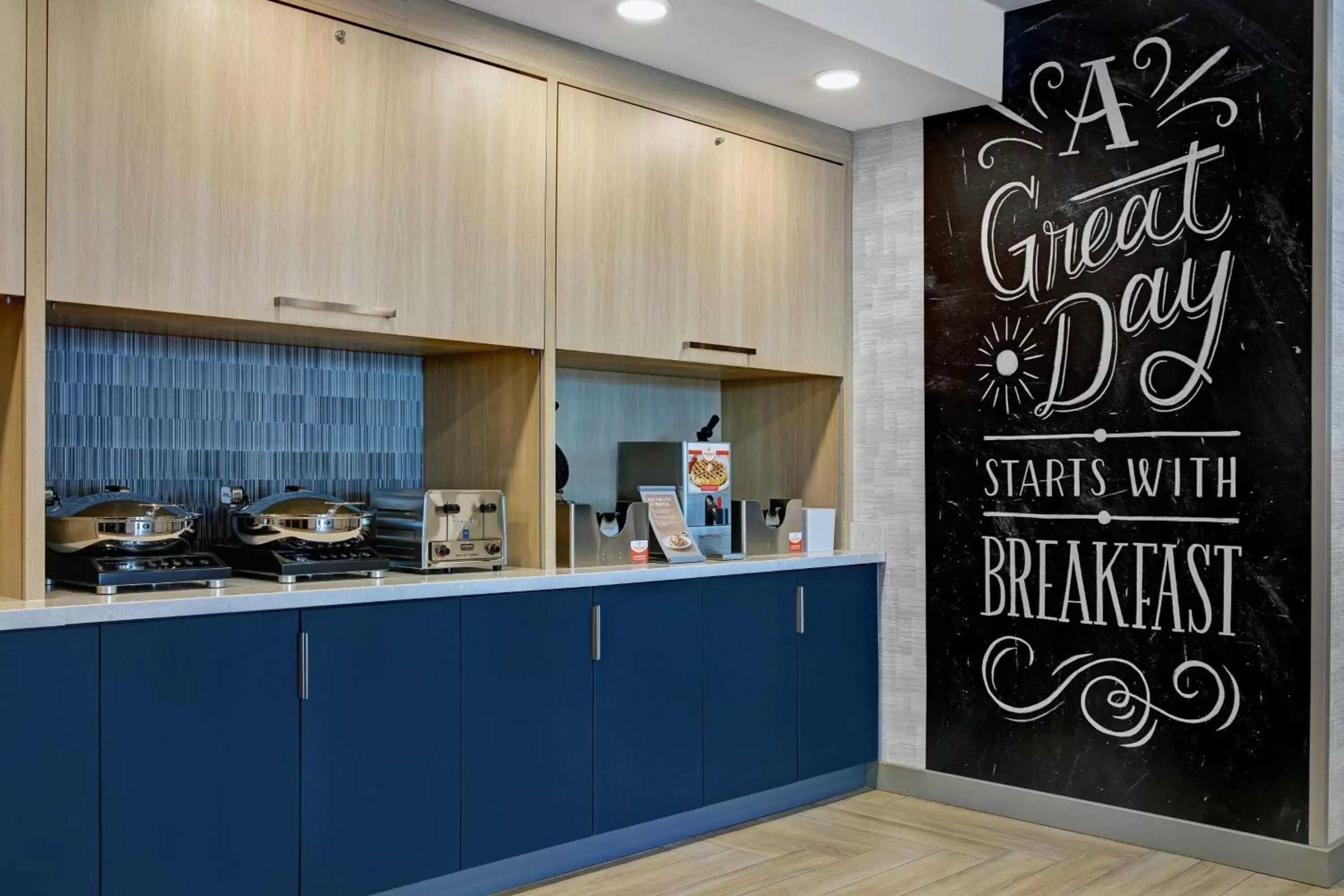 Breakfast, Kitchen/Kitchenette in TownePlace Suites by Marriott Phoenix Glendale Sports & Entertainment District